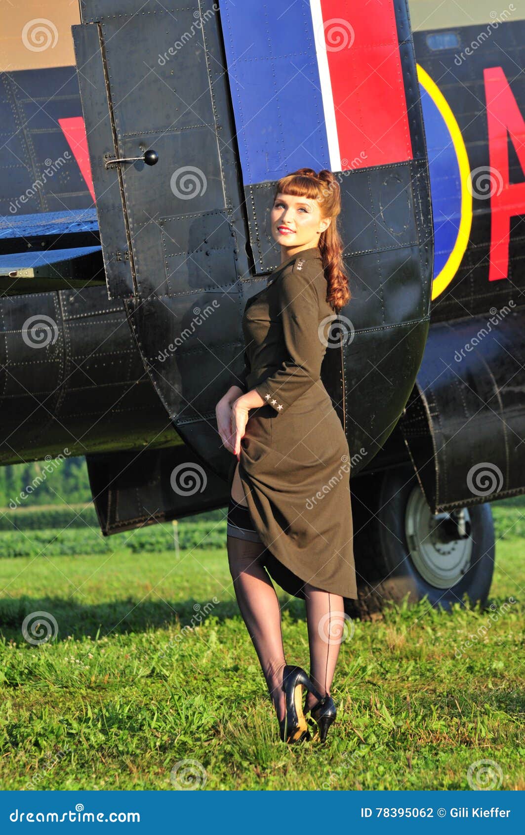 WW2 VINTAGE STYLE PRINT PRETTY BRUNETTE AIR FORCE GIRL PINUP PHOTO