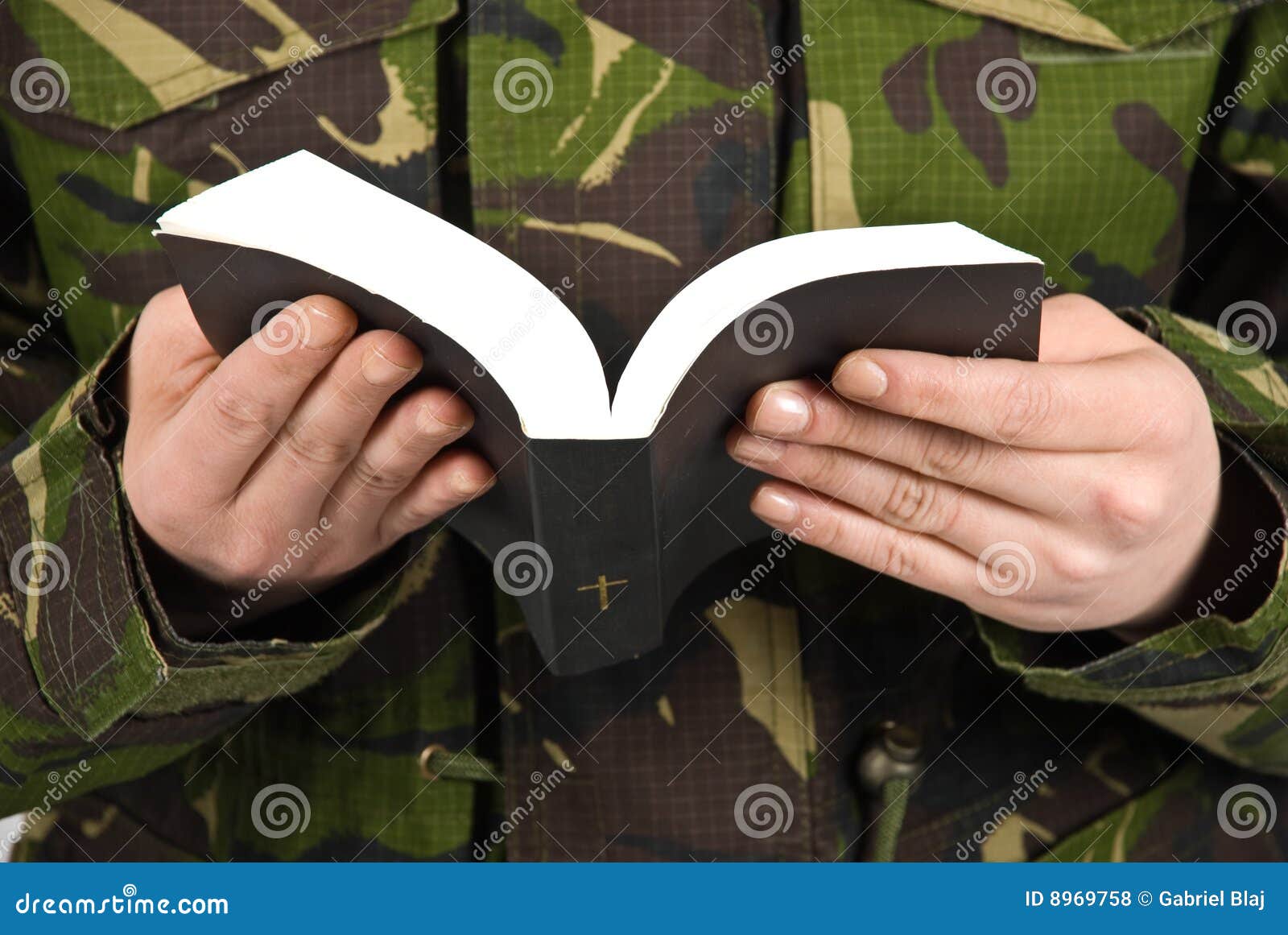 Army Soldier Reading Bible Royalty Free Stock Photos