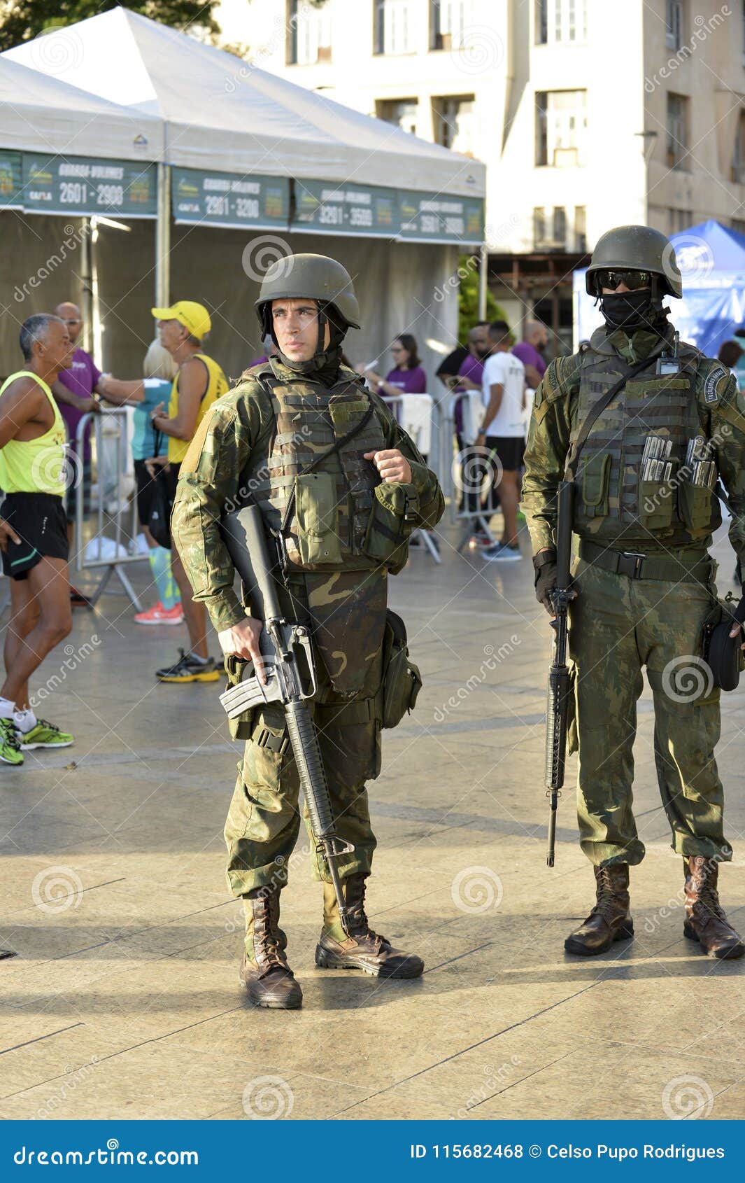 Armé i gatorna av Rio de Janeiro. Rio de Janeiro Brasilien - april 29, 2018: Armén gör patrullen på gatorna av centret av Rio de Janeiro, efter ingripande i nationella säkerheten