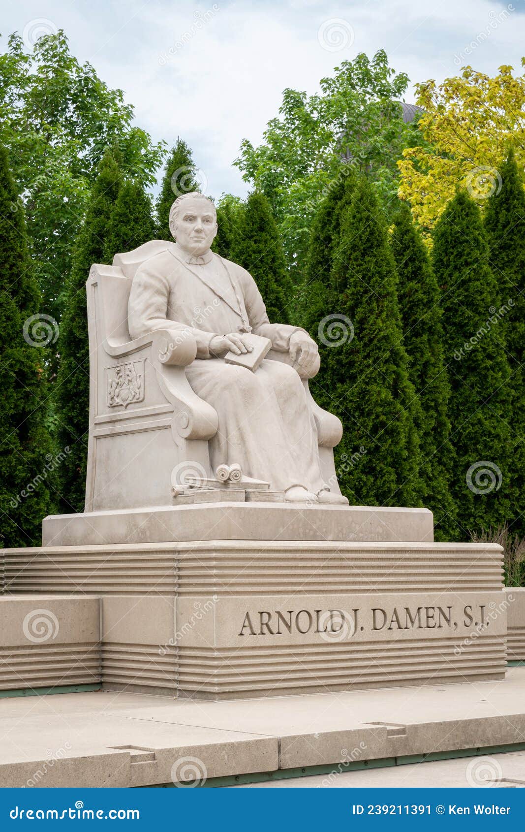 https://thumbs.dreamstime.com/z/arnold-j-damen-s-sculpture-campus-loyola-university-chicago-il-usa-june-statue-239211391.jpg