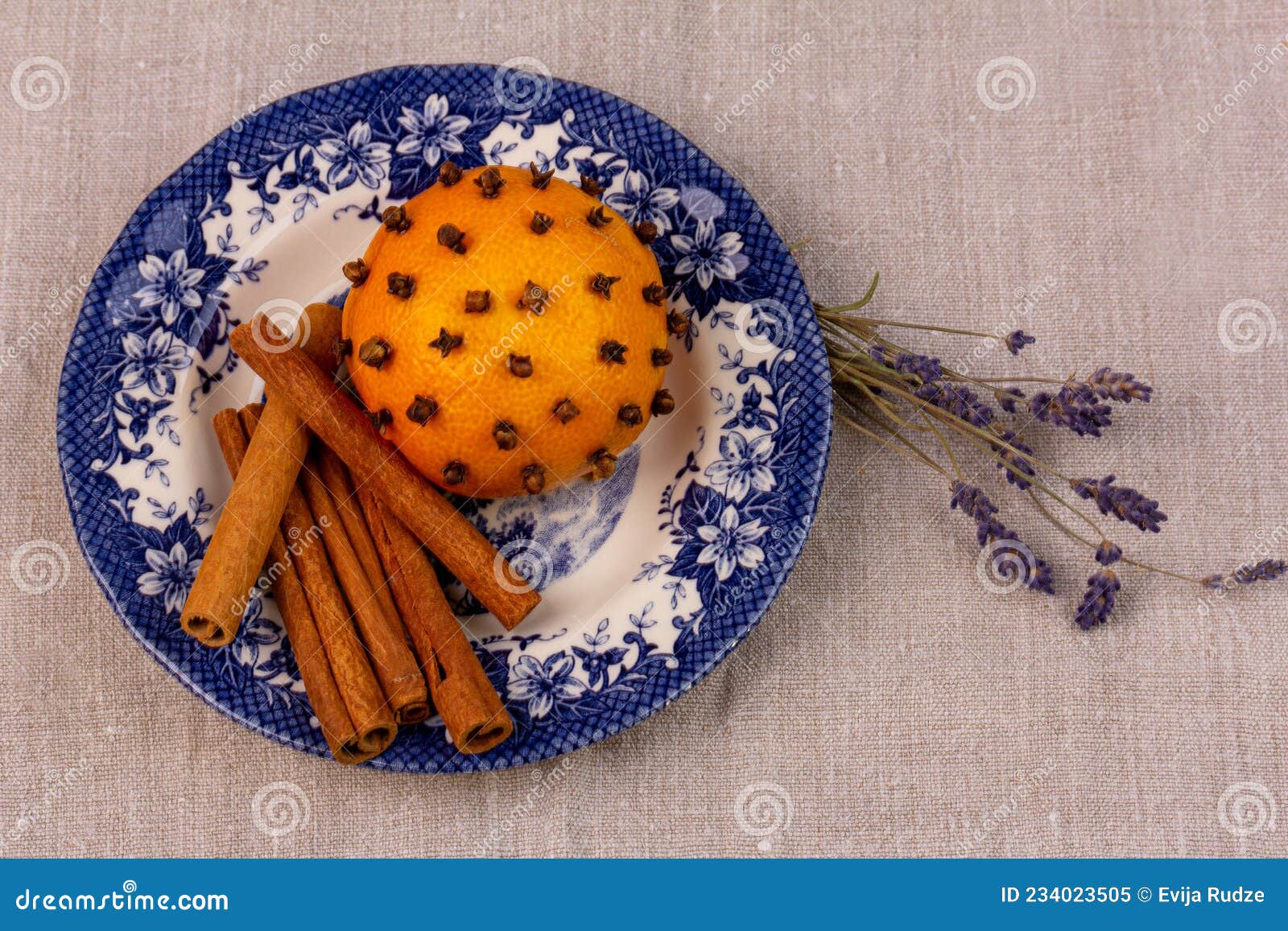 Aroma of Mandarin and Cloves, Complemented by Notes of Cinnamon and