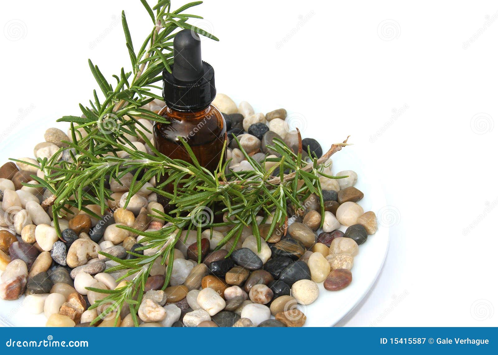 Aromatherapy rosemary. самоцветы aromatherapy принципиальной схемы бутылки предпосылки необходимые свежие изолировали белизну rosemary плиты камушков масла листьев