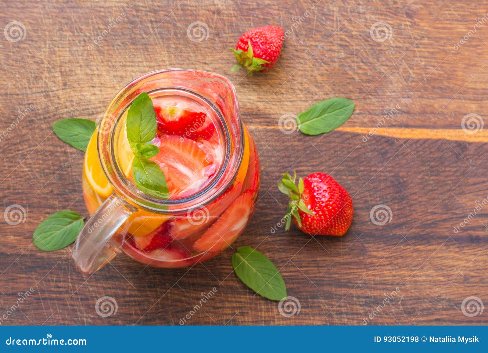 Aromatisiertes Wasser Mit Frischen Erdbeeren Mit Orangen Und Minze in ...