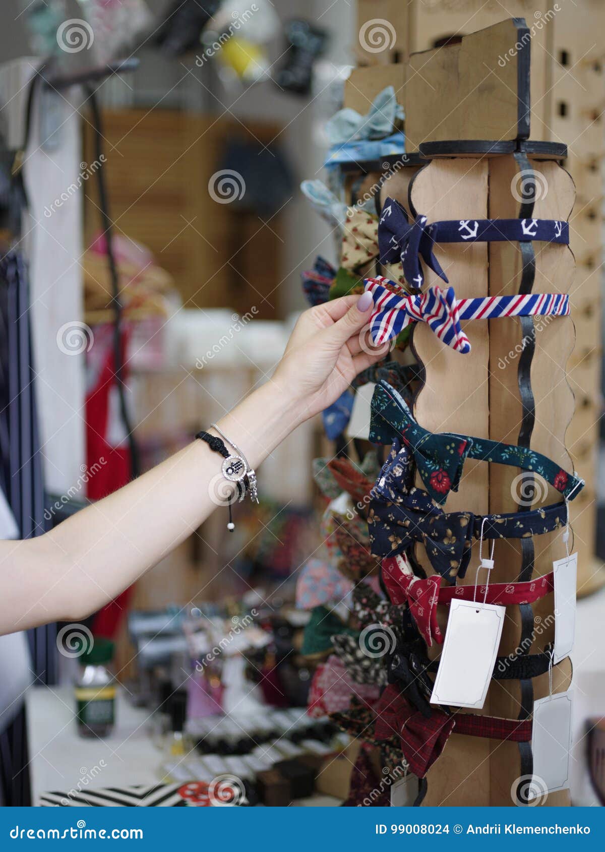 Aros Para El Pelo Mujer Del Primer Que Compra Accesorios Lindos Del Pelo En  Un Fondo De La Tienda Aros Del Pelo Que Cuelgan En Un Foto de archivo -  Imagen de