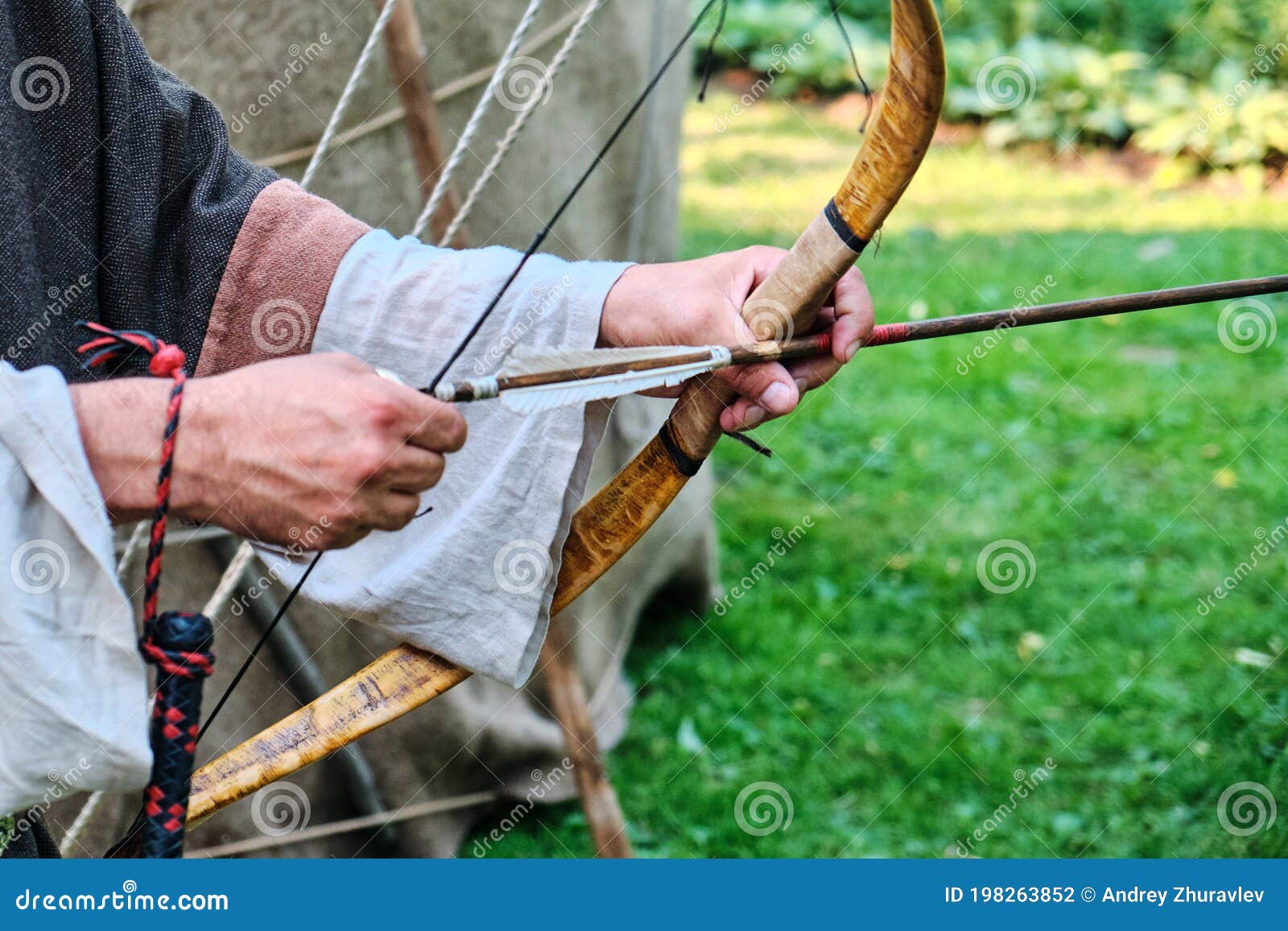 Arquero Con Ropa De Un Está Listo Para Disparar. Tiro Con Arco Para Caza Y Guerra Foto de archivo - Imagen de primer, 198263852