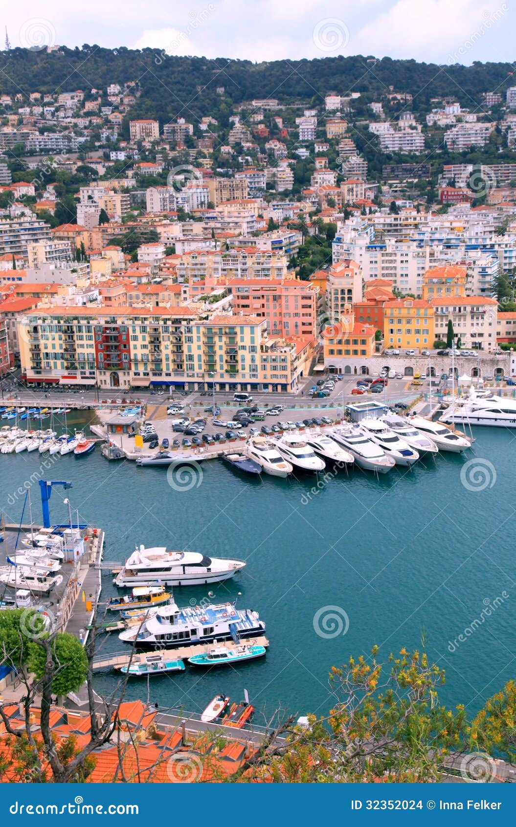 Arquitectura da cidade de agradável (França), opinião do porto de cima de. Vista panorâmica de agradável (Cote d'Azur, França) com porto, iate e construções bonitas. Vista de cima de, imagem vertical