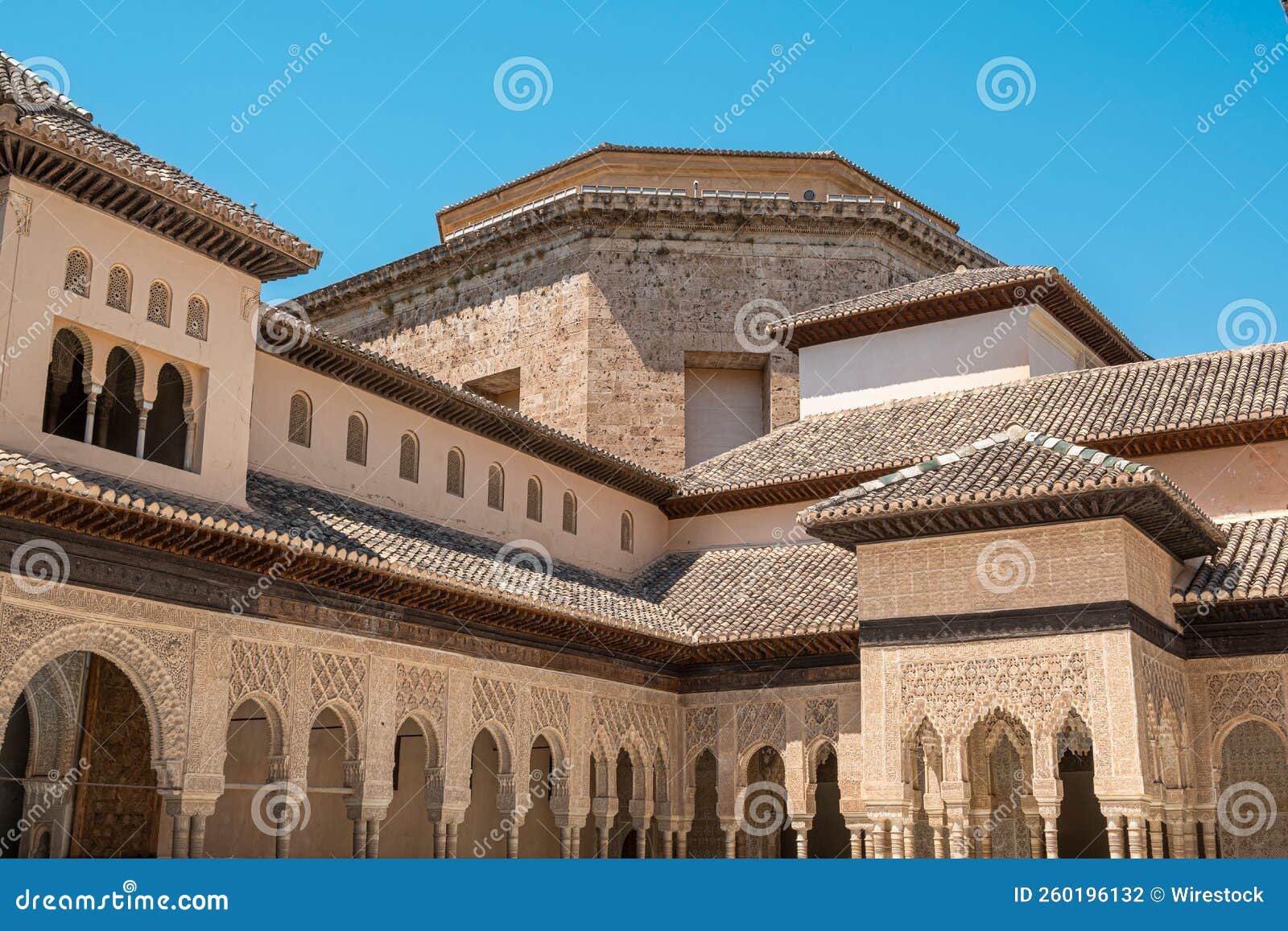 arquitectura de arte nazarÃÆÃÂ­ en el patio de los leones de la alh