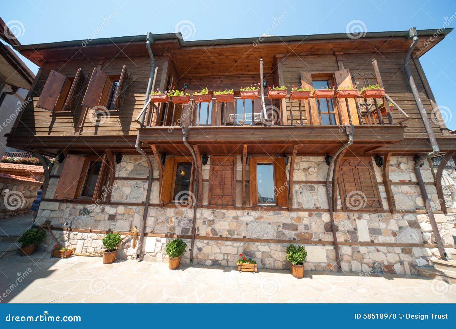 Arquitectura de la Piedra-madera en la costa de la ciudad vieja de Sozopol en Bulgaria. Sozopol - descubrimientos famosos de la ciudad búlgara antigua de la playa de acuerdos eslavos antiguos Localizado en el pasado en la península del Mar Negro Diversa arquitectura de Sozopol