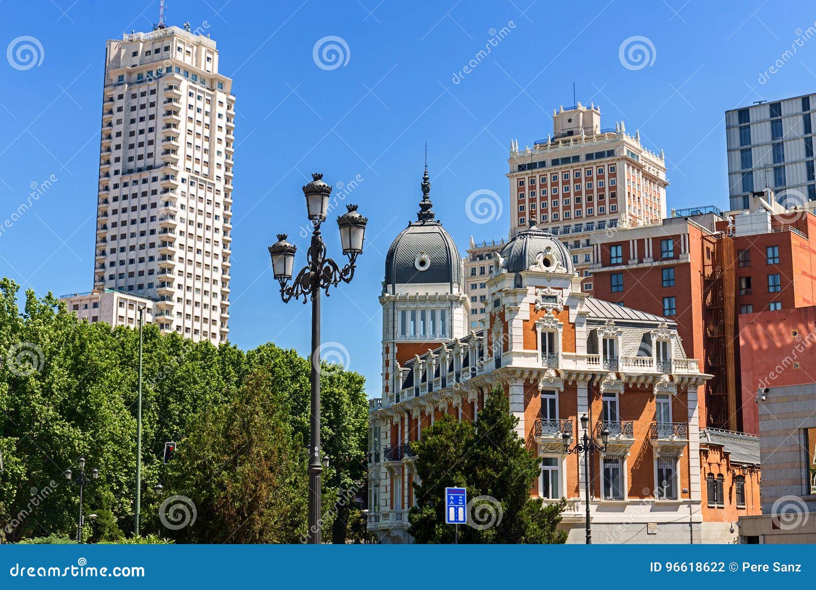 arquitecture styles contrast in madrid, spain