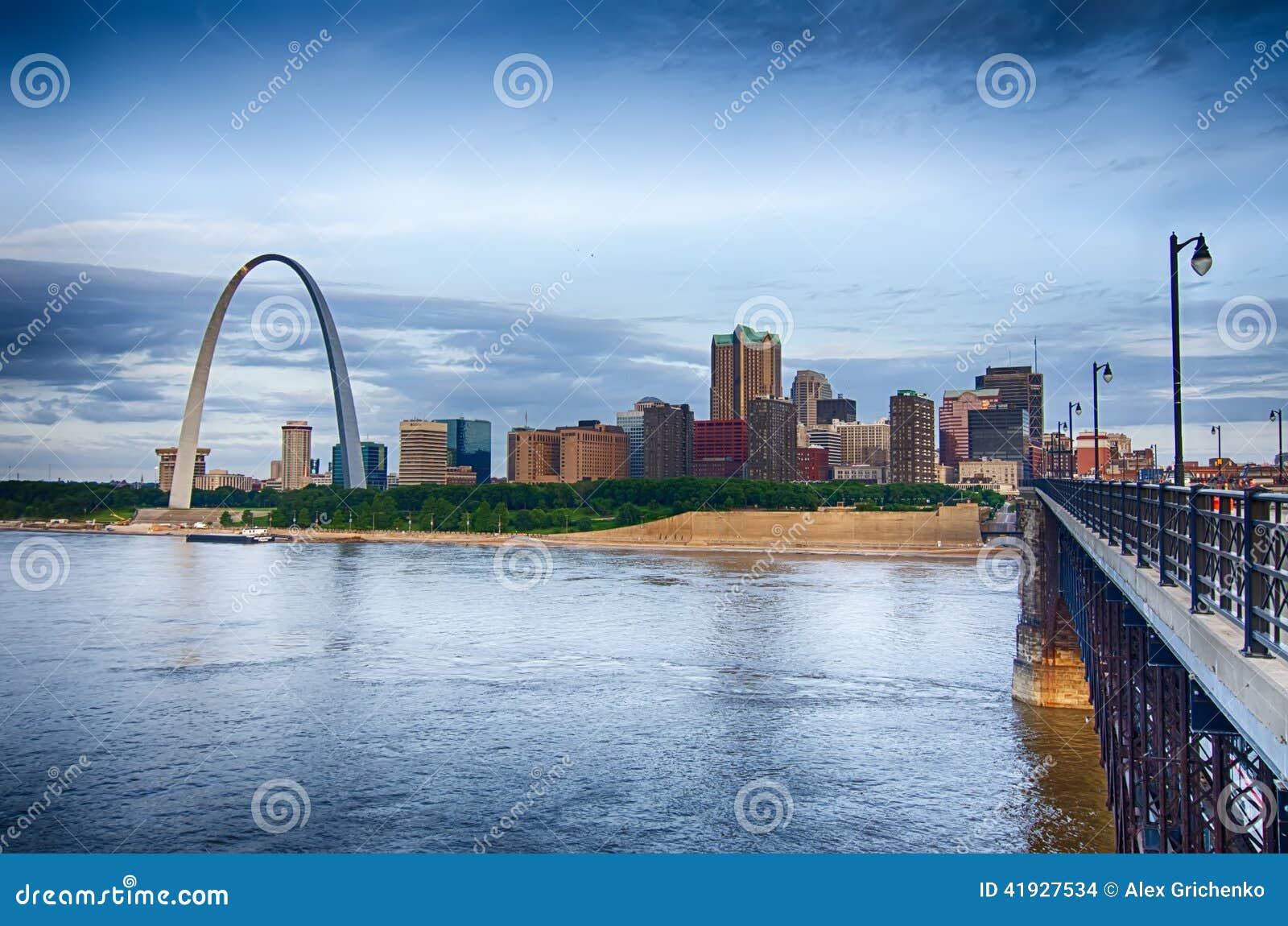 Arquitetura da cidade do amanhecer de St Louis s. Arquitetura da cidade do amanhecer da skyline de St Louis no estado de Missouri