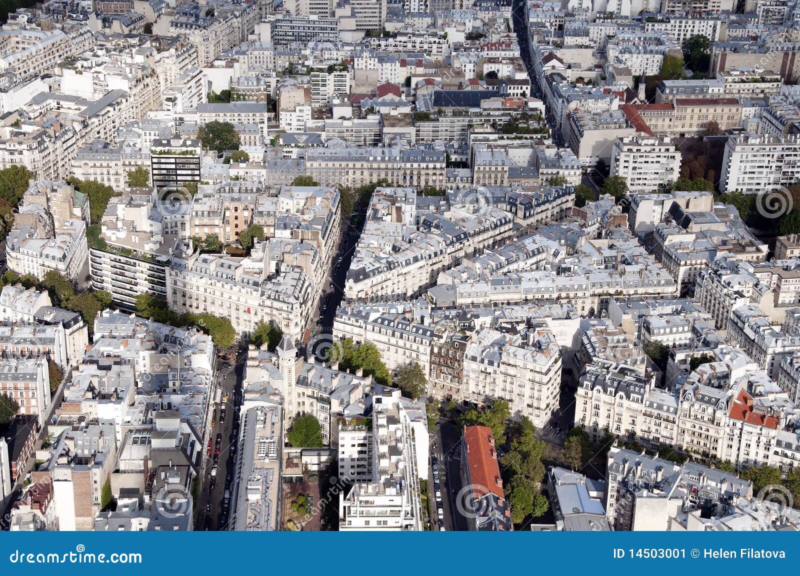 Arquitetura de Paris. Telhados de residências urbanas (Paris, France).