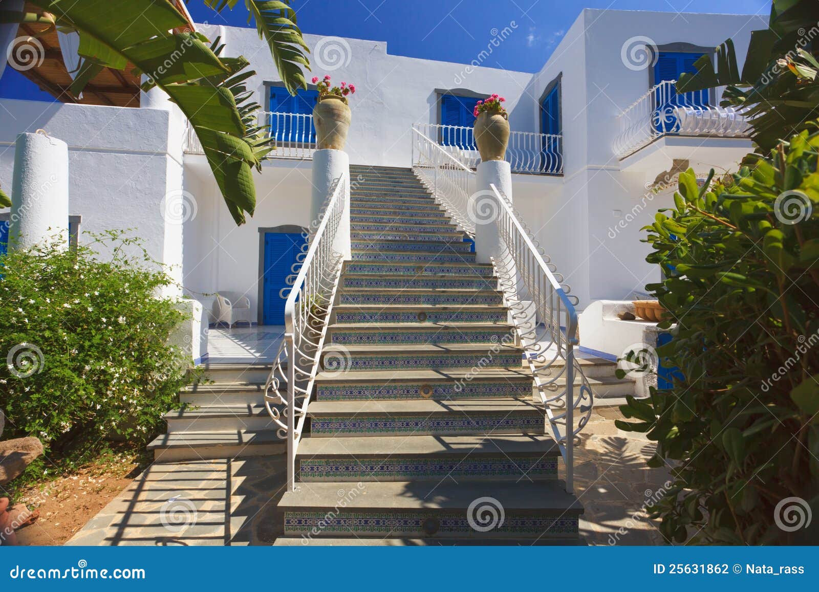 Arquitetura em Panarea. Estilo característico da arquitetura em tons branco-azuis no console de Panarea