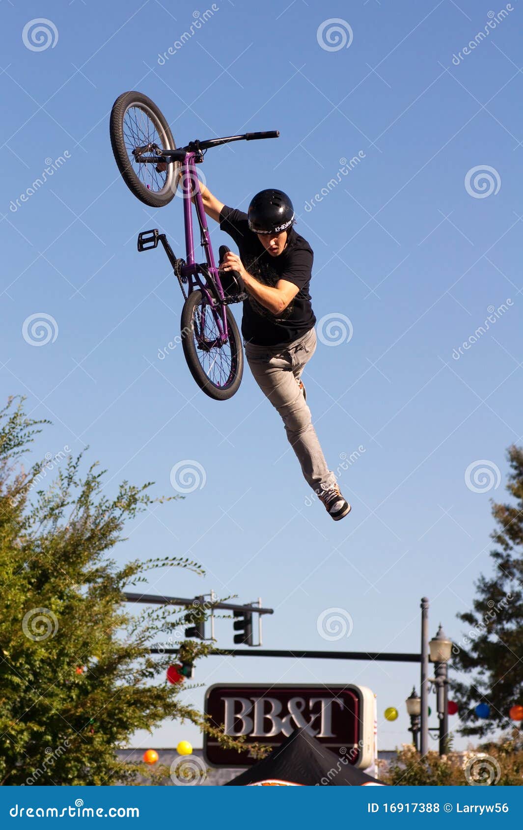 Fouet D'arrière D'arrêt De Vélo De BMX Image stock - Image du extrême,  sports: 126904677