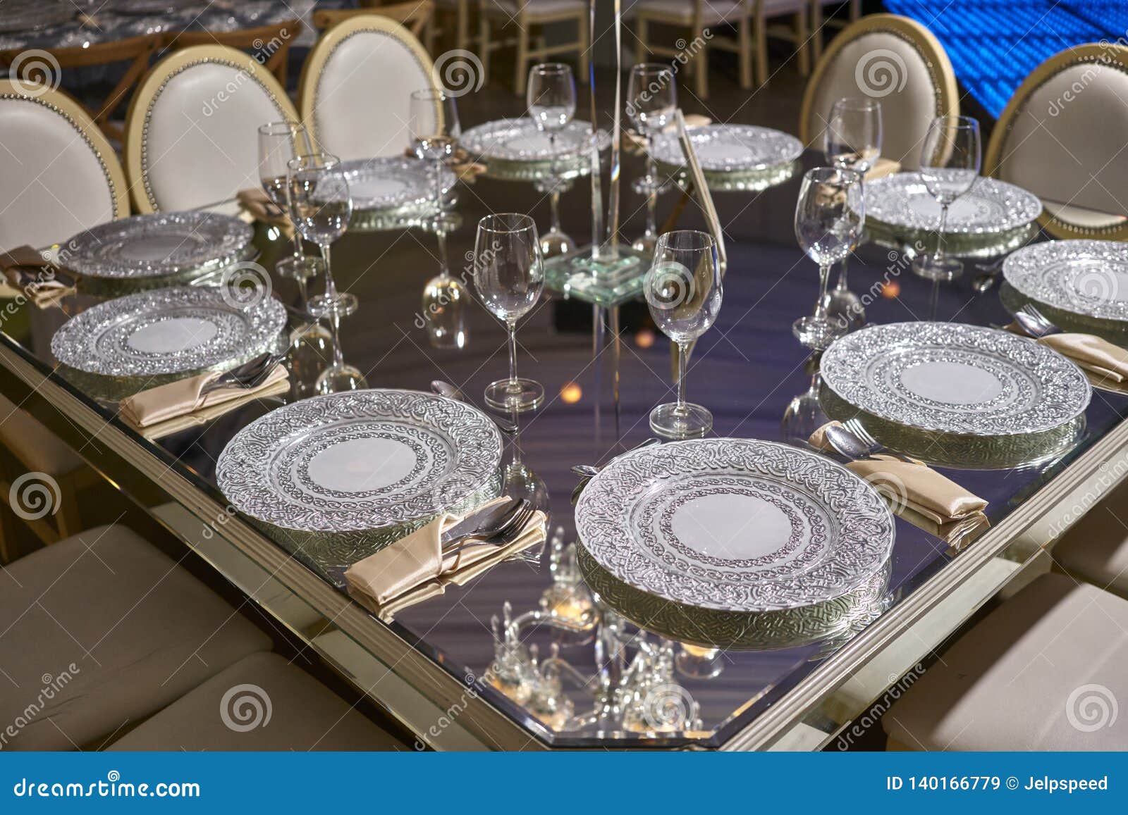 Arrangement Elegant De Table Plats Cristal De Luxe Pour Le Diner Salle De Bal Elegante Pour La Reception De Mariage De Nuit Pi Image Stock Image Du Anniversaire Restauration