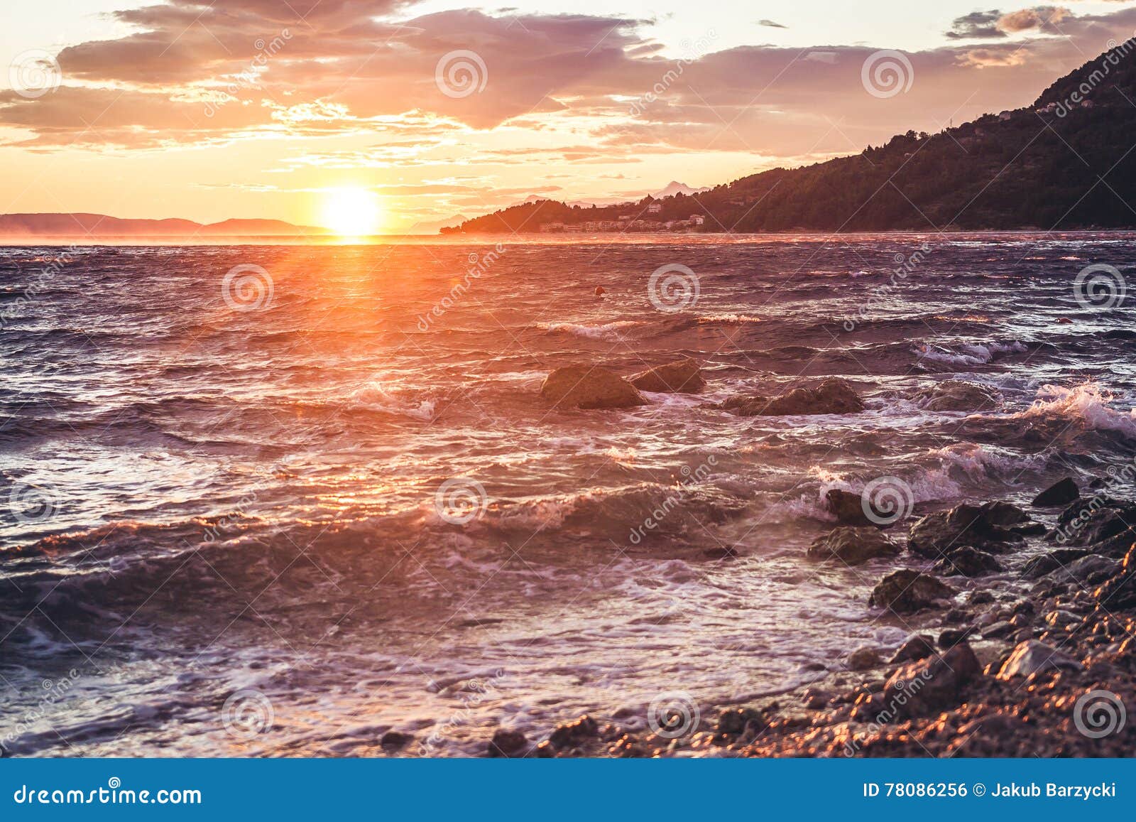 Arrangement de Sun en Croatie. Un beau coucher du soleil vu du village de Drasnice en Croatie