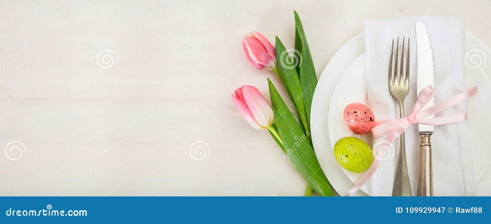 Arrangement de table de Pâques avec les tulipes roses sur le fond en bois blanc Vue supérieure, l'espace de copie, bannière