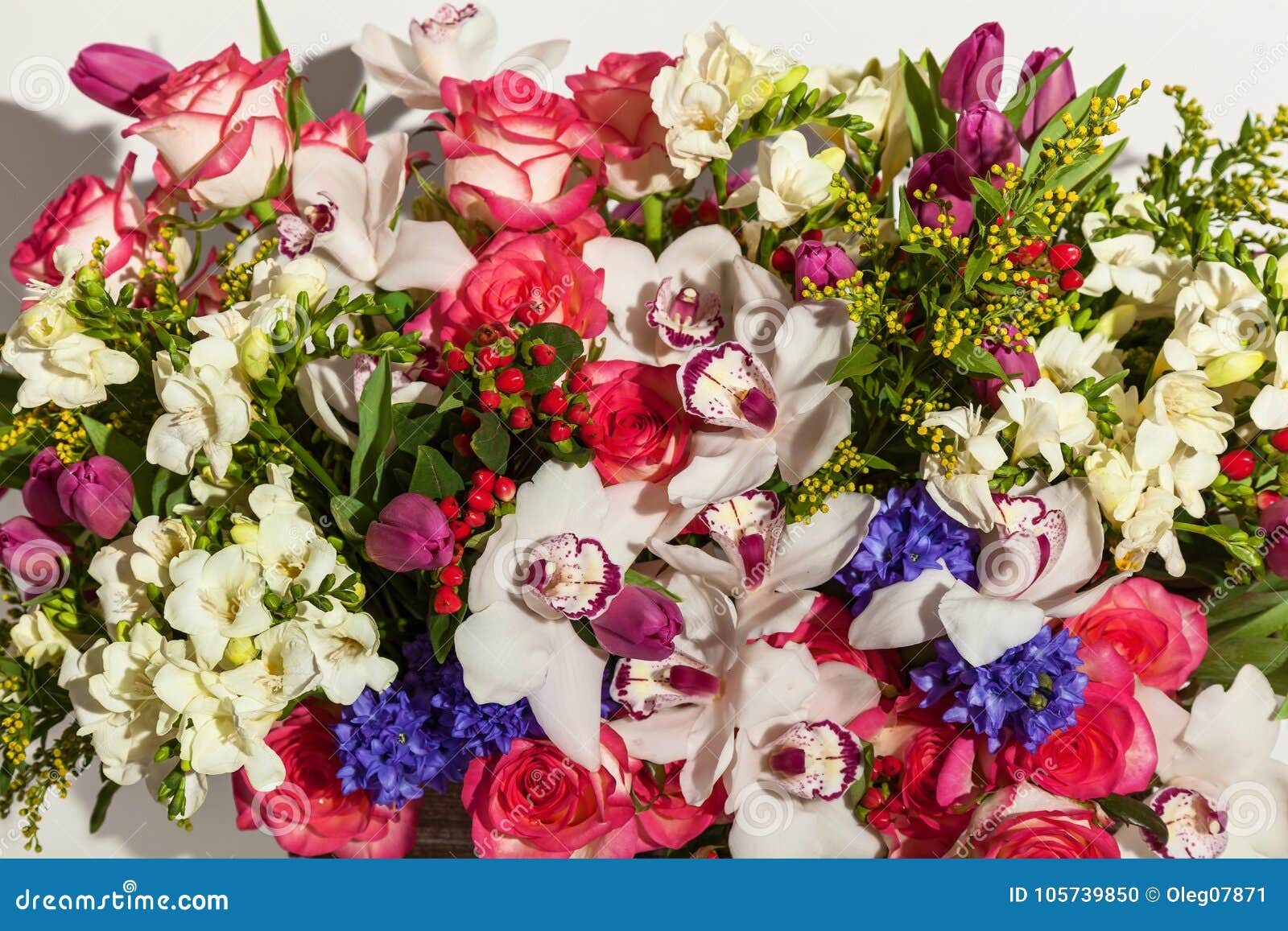 Arranjo Das Flores Das Rosas, Das Orquídeas E Das Tulipas Foto de Stock -  Imagem de beleza, flor: 105739850