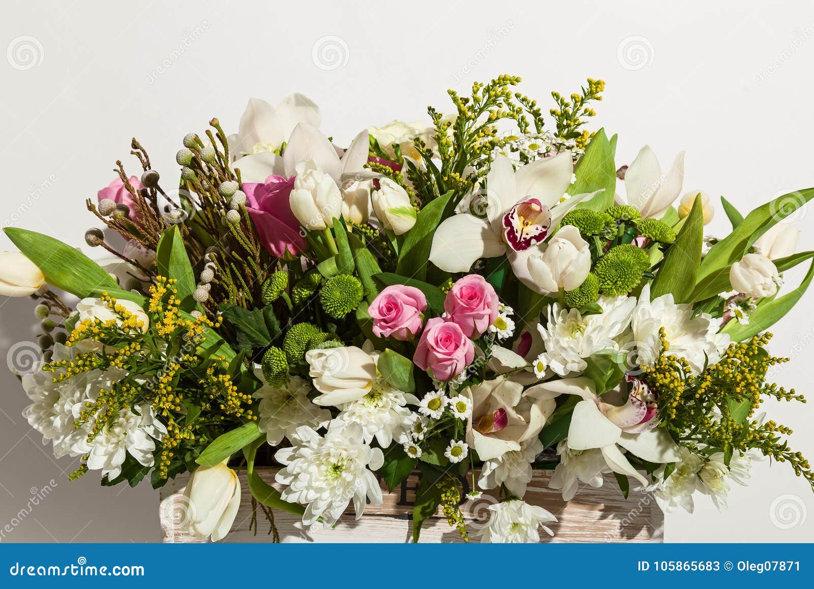 Arranjo Das Flores Das Rosas, Das Orquídeas E Das Tulipas Imagem de Stock -  Imagem de crisântemo, grupo: 105865683