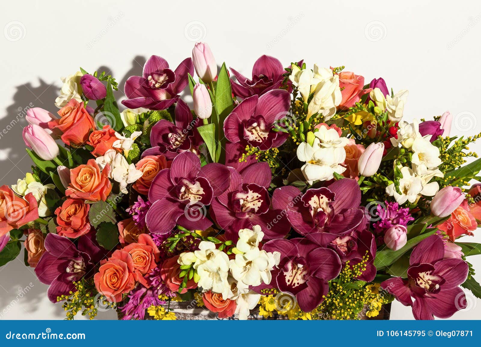 Arranjo Das Flores Das Rosas, Das Orquídeas E Das Tulipas Imagem de Stock -  Imagem de beleza, projeto: 106145795