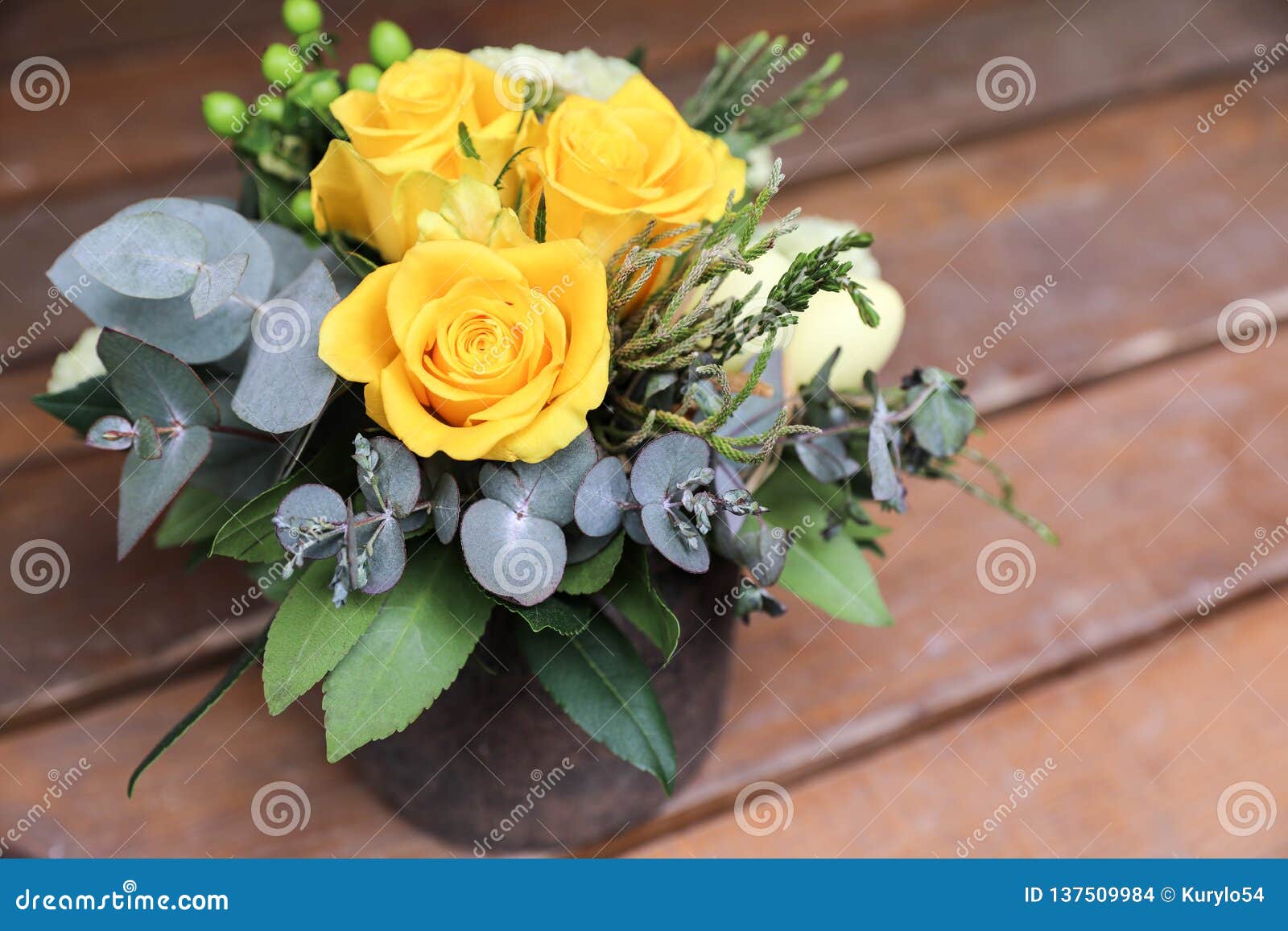 Arranjo De Flor Festivo De Rosas Amarelas, De Folhas Do Eucalipto E De  Outras Plantas No Fundo De Madeira Foto de Stock - Imagem de bonito,  creativo: 137509984