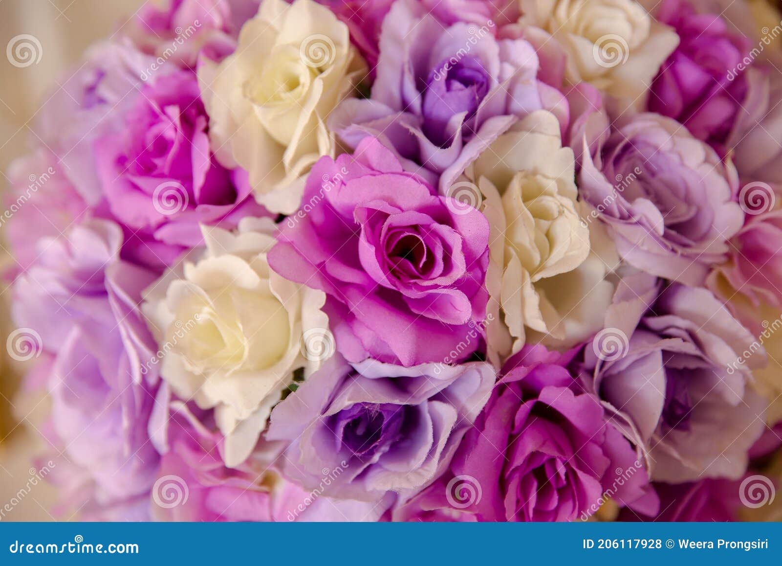 Arranjo De Flores Artificiais Da Tailândia Foto de Stock - Imagem de  backdrop, colorido: 206117928