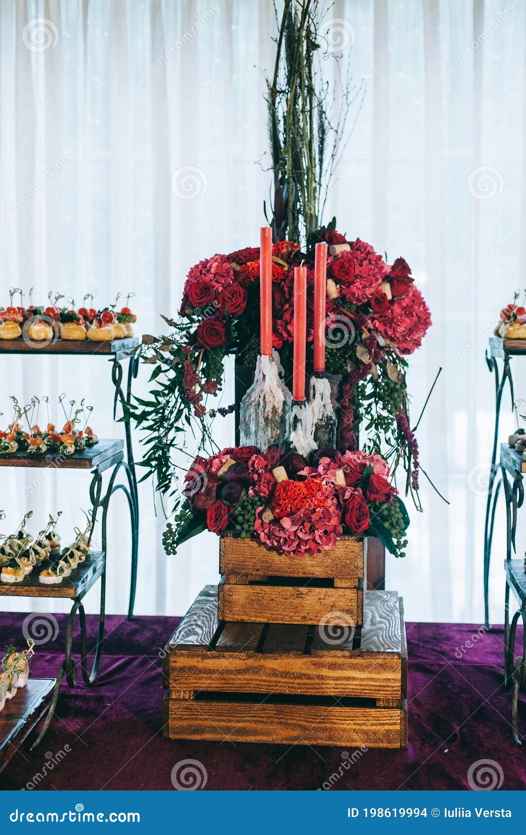 Arranjo De Flores Com Velas Da Cor De Marsala Feitas De Rosas Vermelhas,  Híbridos E Verdes Foto de Stock - Imagem de rosas, buquê: 198619994