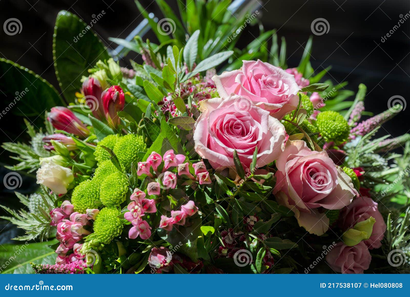 Arranjo De Flores De Verão Com Lindas Rosas Cor-de-rosa, Gramíneas Verdes E  Folhas. Bouquet Com Rosas Cor-de-rosa De Fundo Escuro Imagem de Stock -  Imagem de arranjo, buquê: 217538107