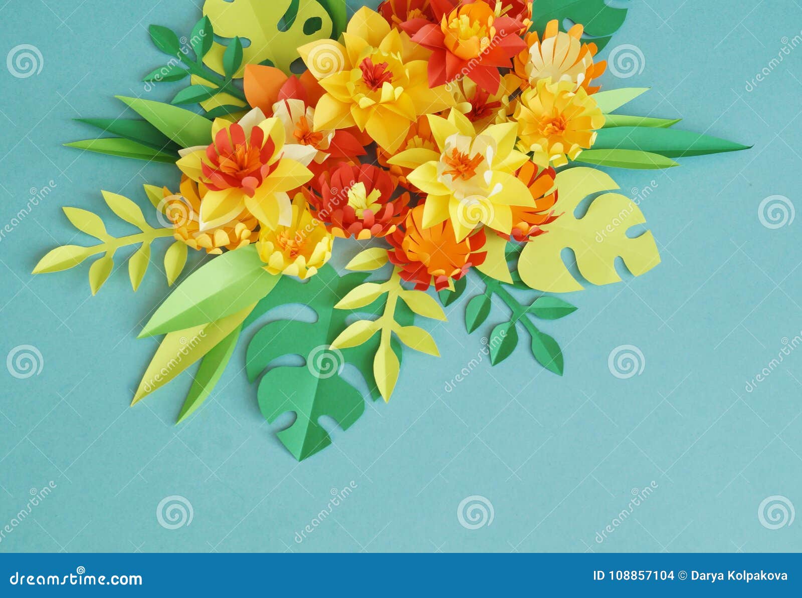 Arranjo Floral Das Flores De Papel Em Um Fundo Azul Flores E Folhas  Tropicais Vermelho, Amarelo, Verde, Laranja E Azul Foto de Stock - Imagem de  isolado, arranjo: 108857104