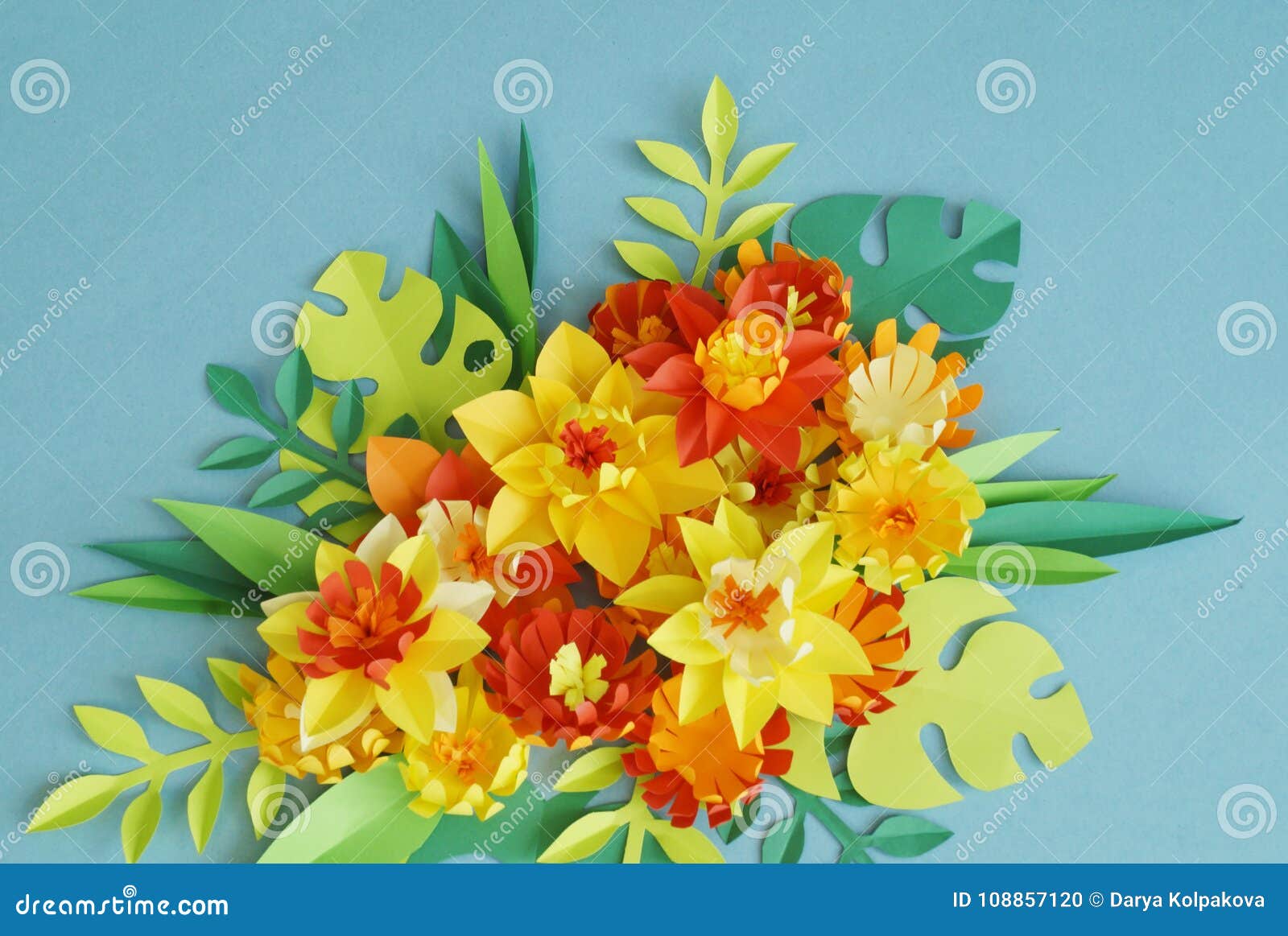 Arranjo Floral Das Flores De Papel Em Um Fundo Azul Flores E Folhas  Tropicais Vermelho, Amarelo, Verde, Laranja E Azul Foto de Stock - Imagem de  artesanal, vida: 108857120