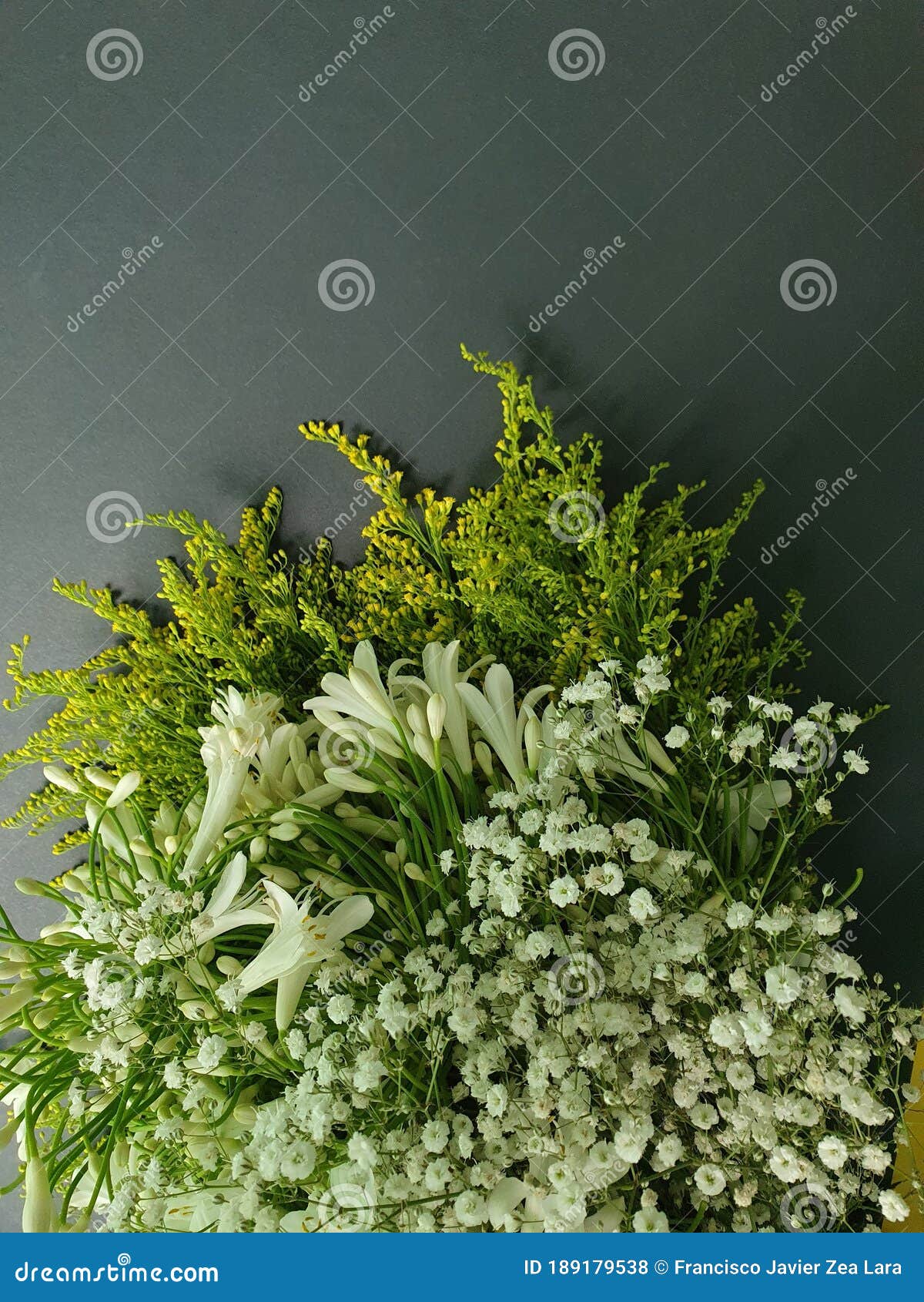 Arranjos De Decoração Interior E Flores Com Flores Naturais Foto de Stock -  Imagem de buquê, pétala: 189179538
