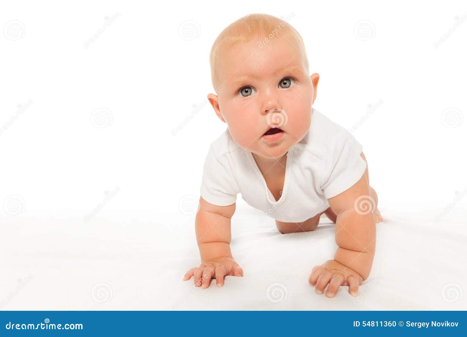 Arrastres De Mirada Curiosos Del Bebé Que Llevan El Mono Blanco Foto de  archivo - Imagen de brazos, arrastre: 54811360