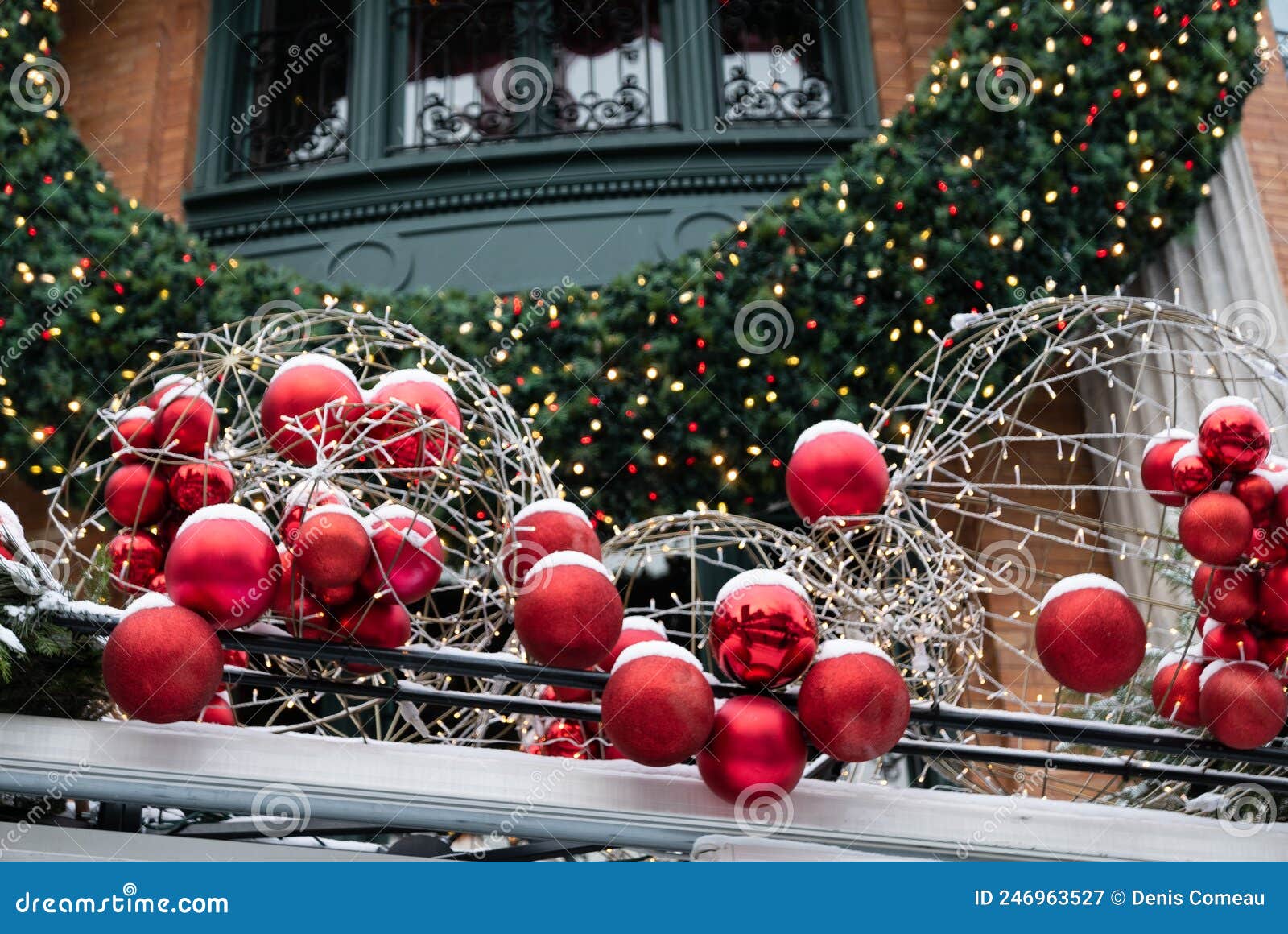 Ornamentos Gigantes De La Navidad Fotos de stock - Fotos libres de regalías  de Dreamstime