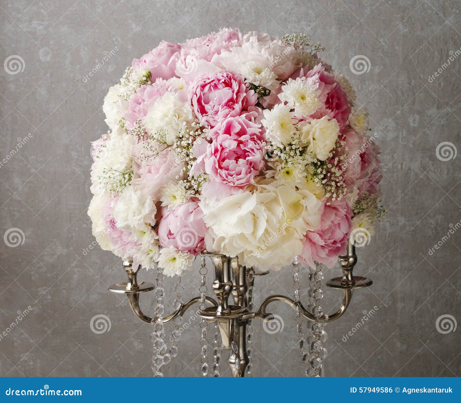 Arreglo Floral Con Las Peonías Rosadas, Los Crisantemos Blancos Y G Foto de  archivo - Imagen de primero, flora: 57949586