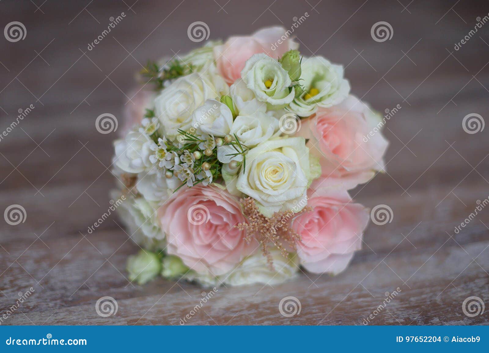 Arreglo Floral Delicado Para La Futura Esposa Con Las Rosas Rosadas Y  Blancas Foto de archivo - Imagen de brote, elegancia: 97652204