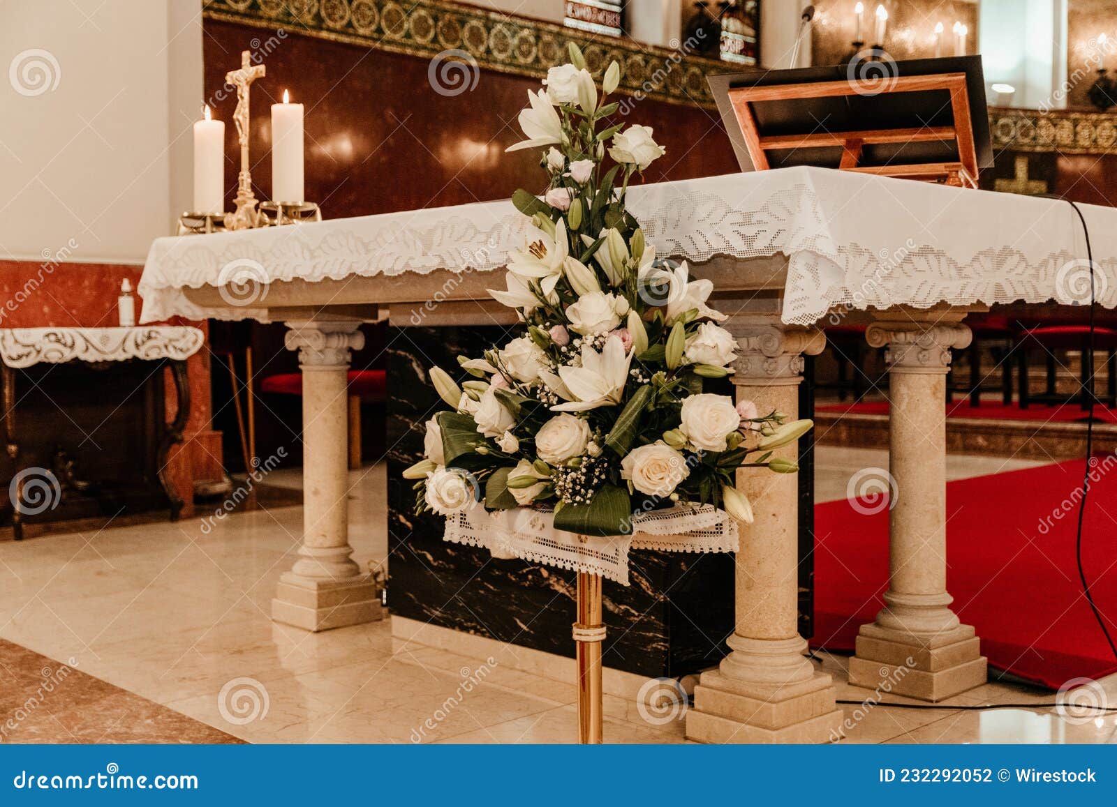Arreglo Floral Para La Ceremonia De Boda Frente Al Altar De La Iglesia Foto  de archivo - Imagen de flores, boda: 232292052
