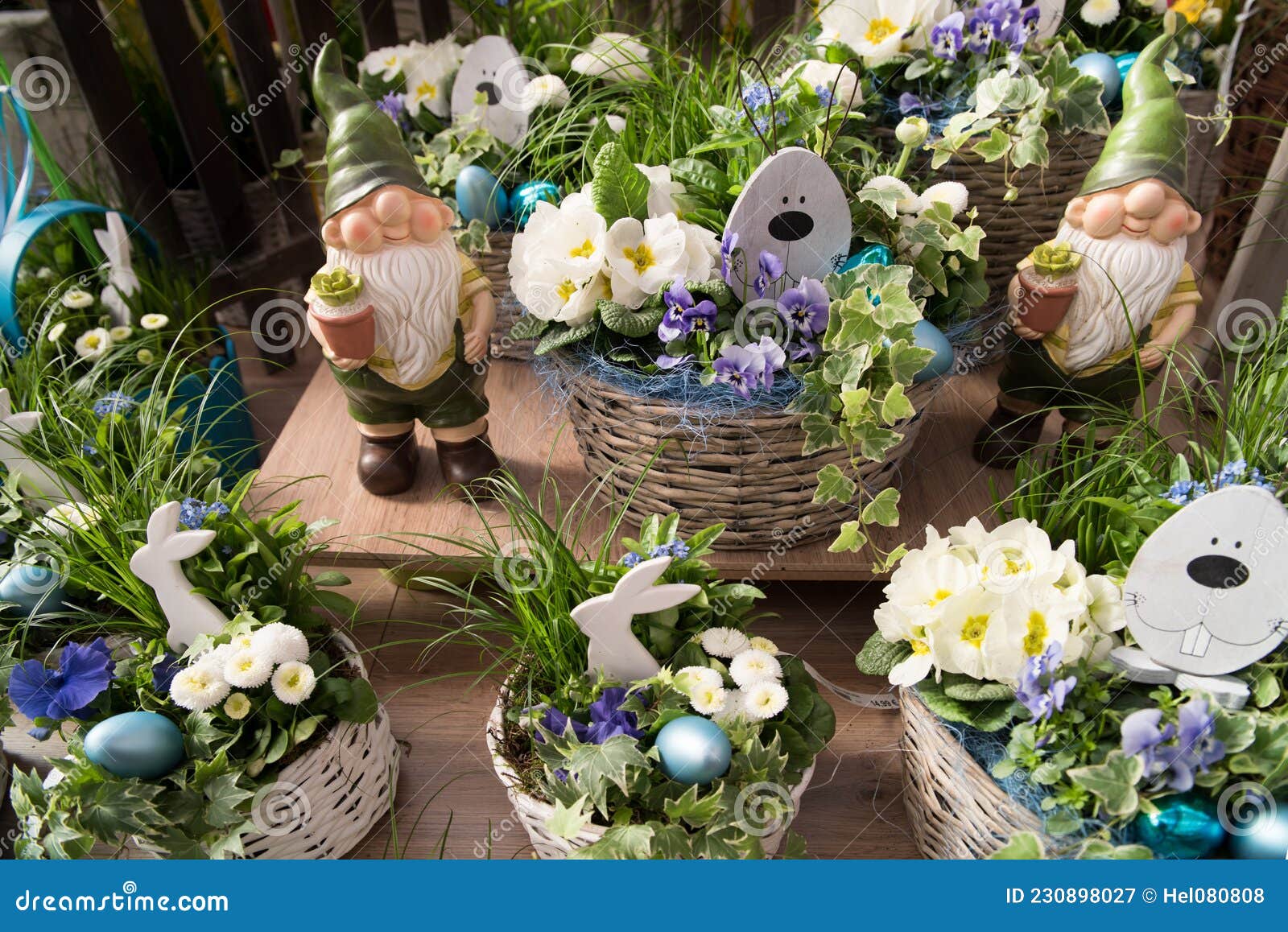 Arreglos Florales De Semana Santa Con Flores De Primavera Para El Exterior  Como Bellezas Blancas Penes Azules Limoneros Y Enanos D Imagen de archivo -  Imagen de madera, primavera: 230898027