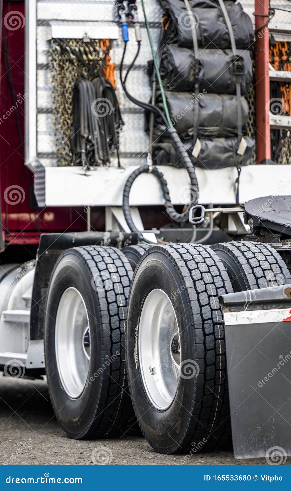 Arrière Du Gros Semi-camion à Roues Essieux Et Accessoires Avec