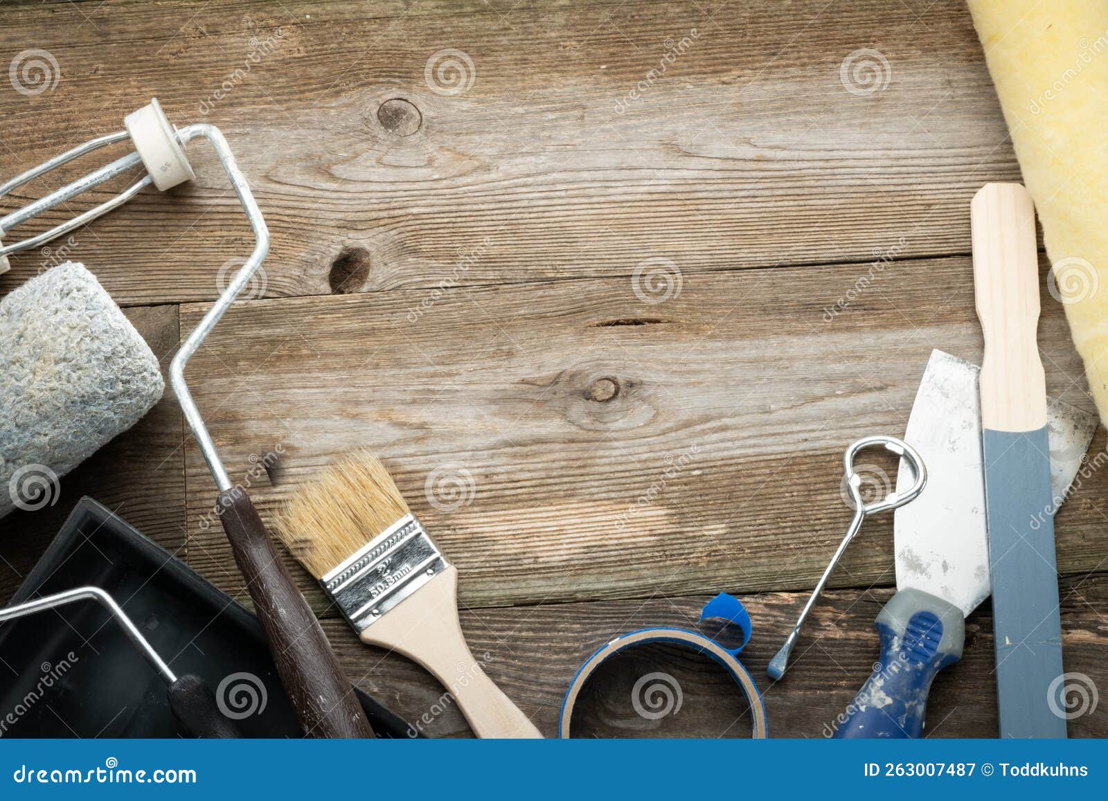 Arrière-plan En Bois Rustique Avec Outils De Peinture Communs Autour Des  Bords Avec Espace Pour Le Texte Image stock - Image du fermer, peintre:  263007487