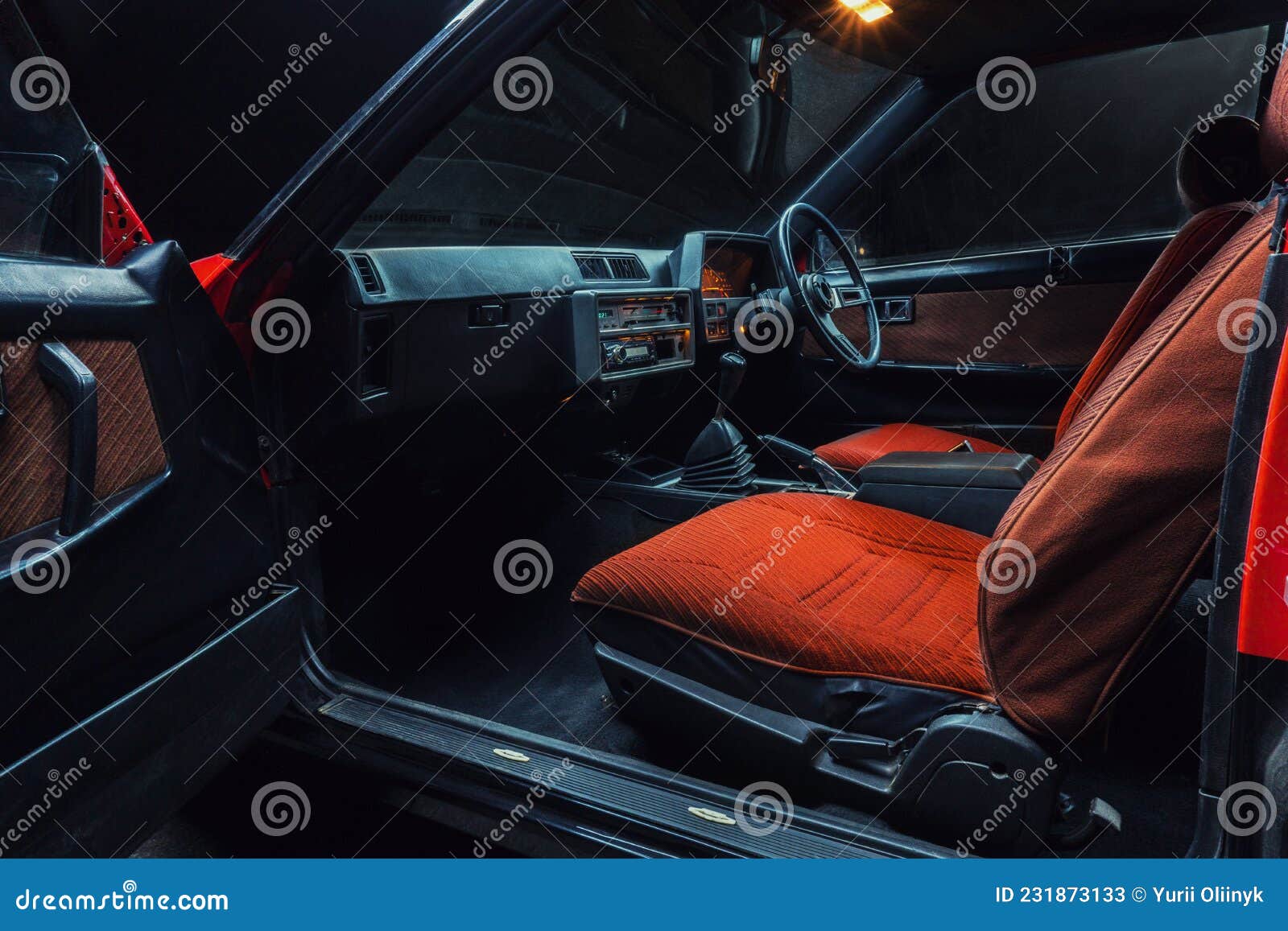 https://thumbs.dreamstime.com/z/arri%C3%A8re-plan-rouge-vieille-voiture-de-course-%C3%A0-l-int%C3%A9rieur-tuning-sport-volant-classique-r%C3%A9glage-du-231873133.jpg