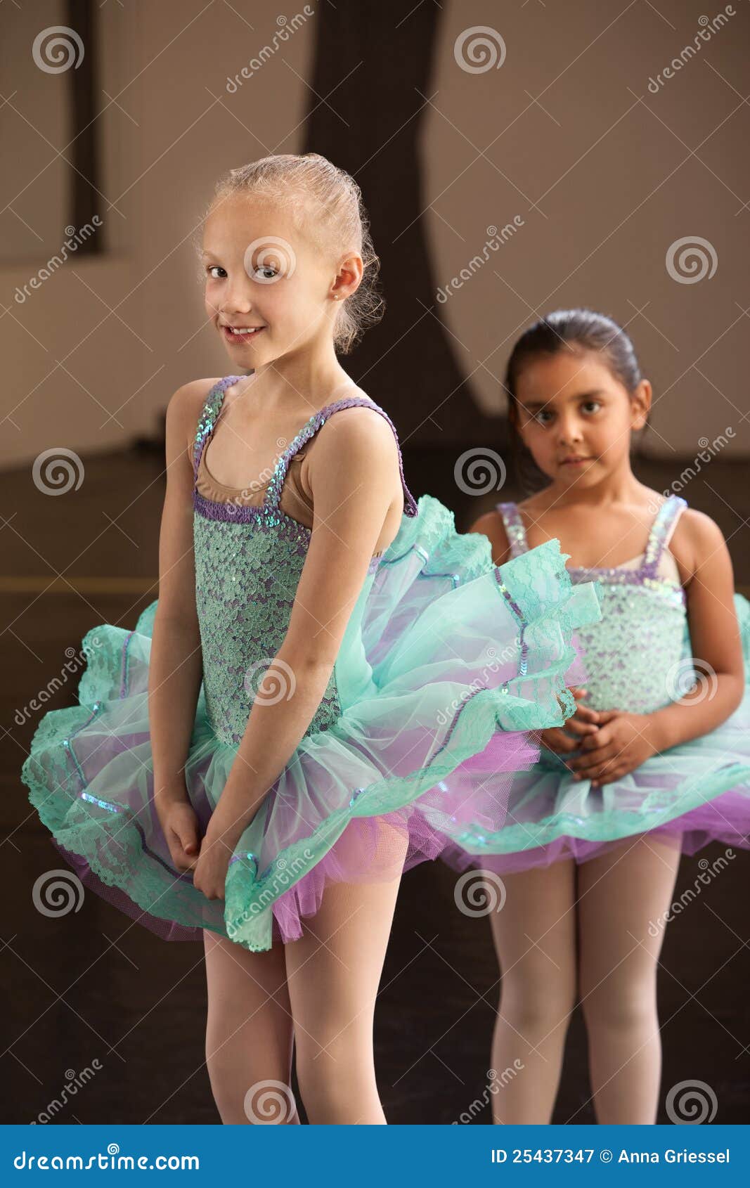 Arroje a los estudiantes del ballet. Arroje a las niñas en alineadas del ballet en un estudio de la danza