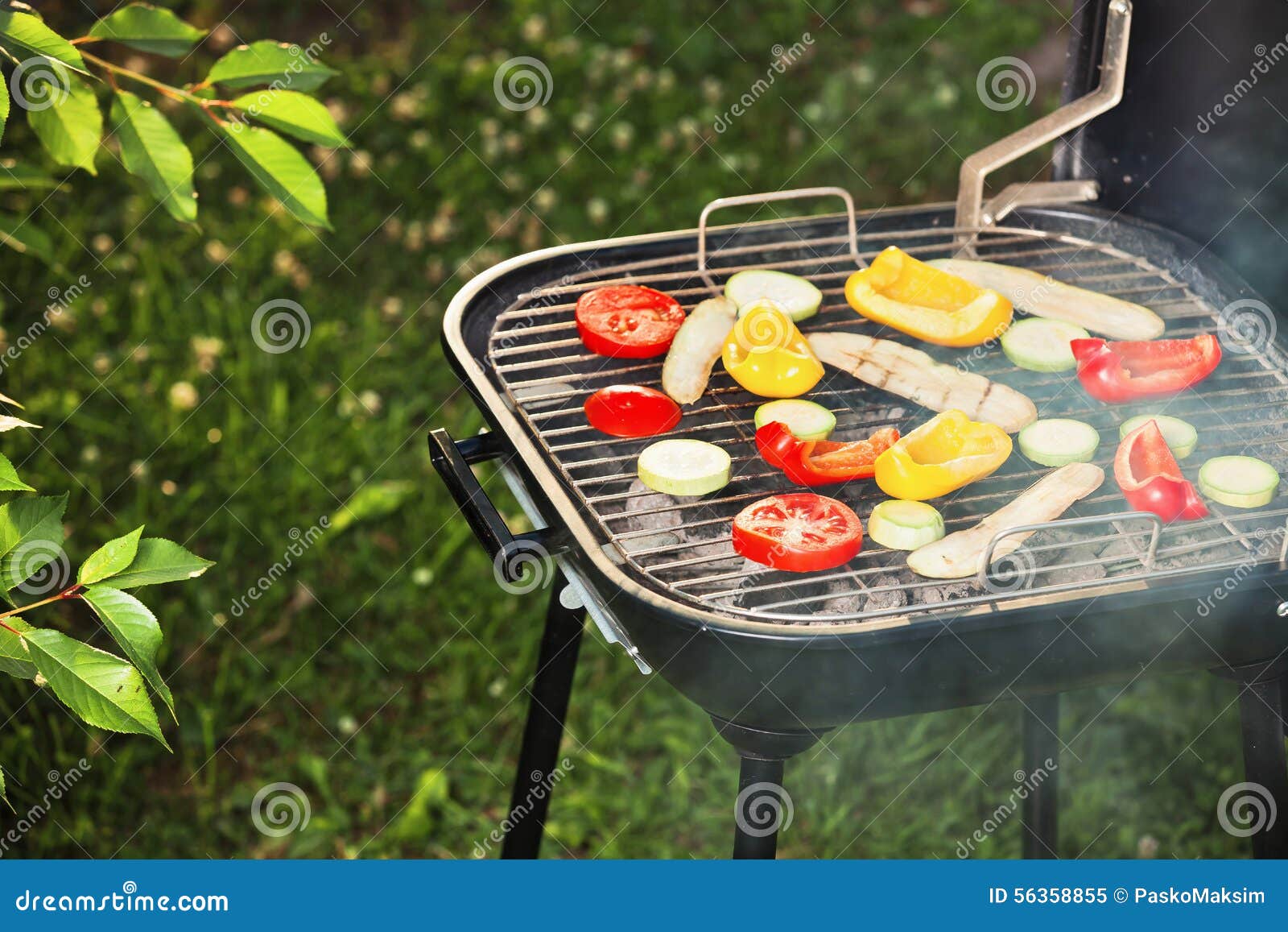 Arrostisca col barbecue la griglia. Cottura delle verdure sul barbecue della griglia sulla natura