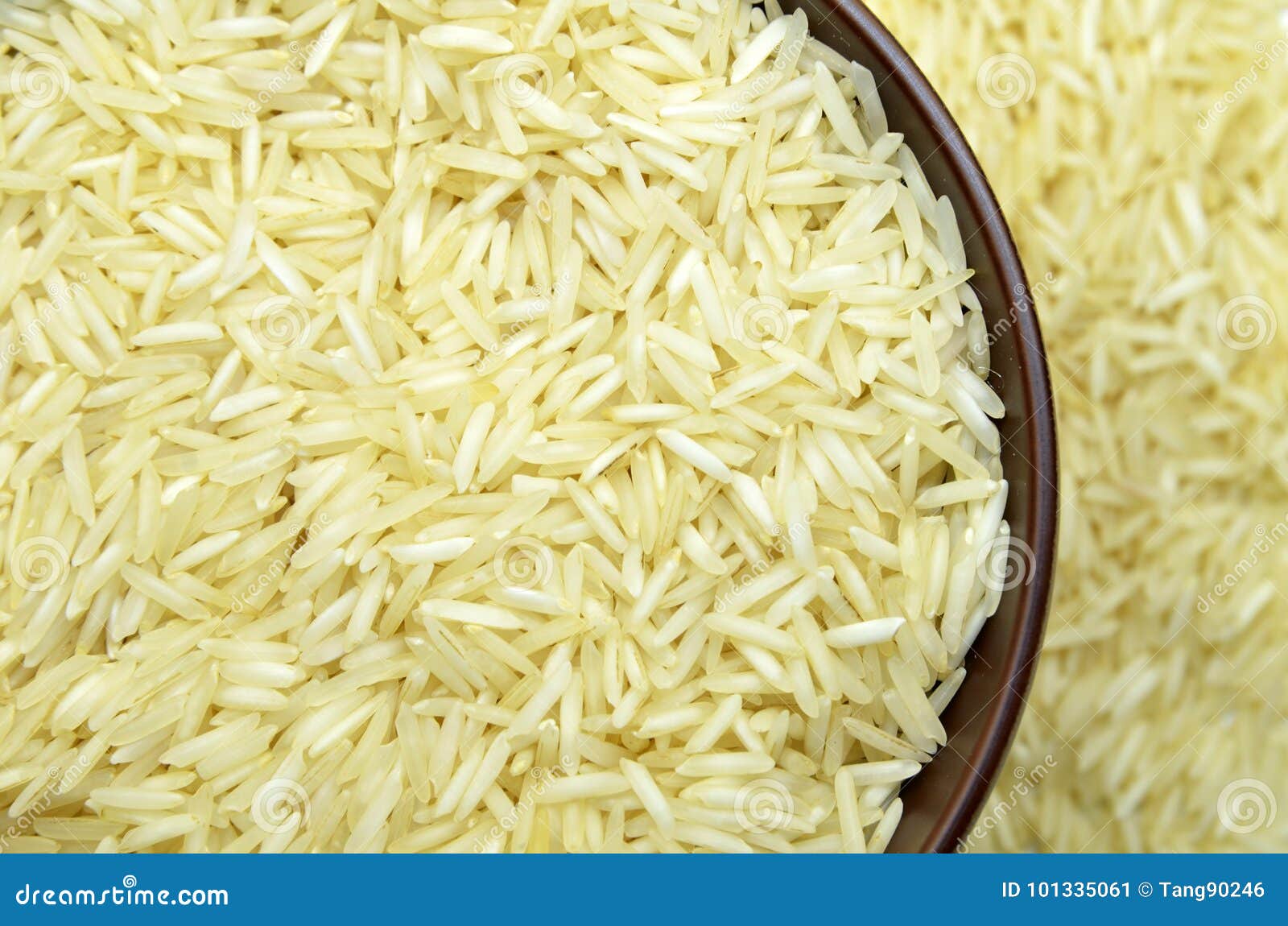 Arroz Basmati Branco Com Bacia De Madeira Imagem de Stock Imagem de carboidrato, arroz 101335061