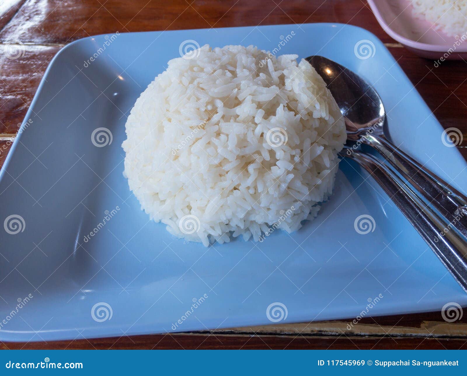 arroz-blanco-cocido-al-vapor-en-cuenco-de-madera-117545969.jpg