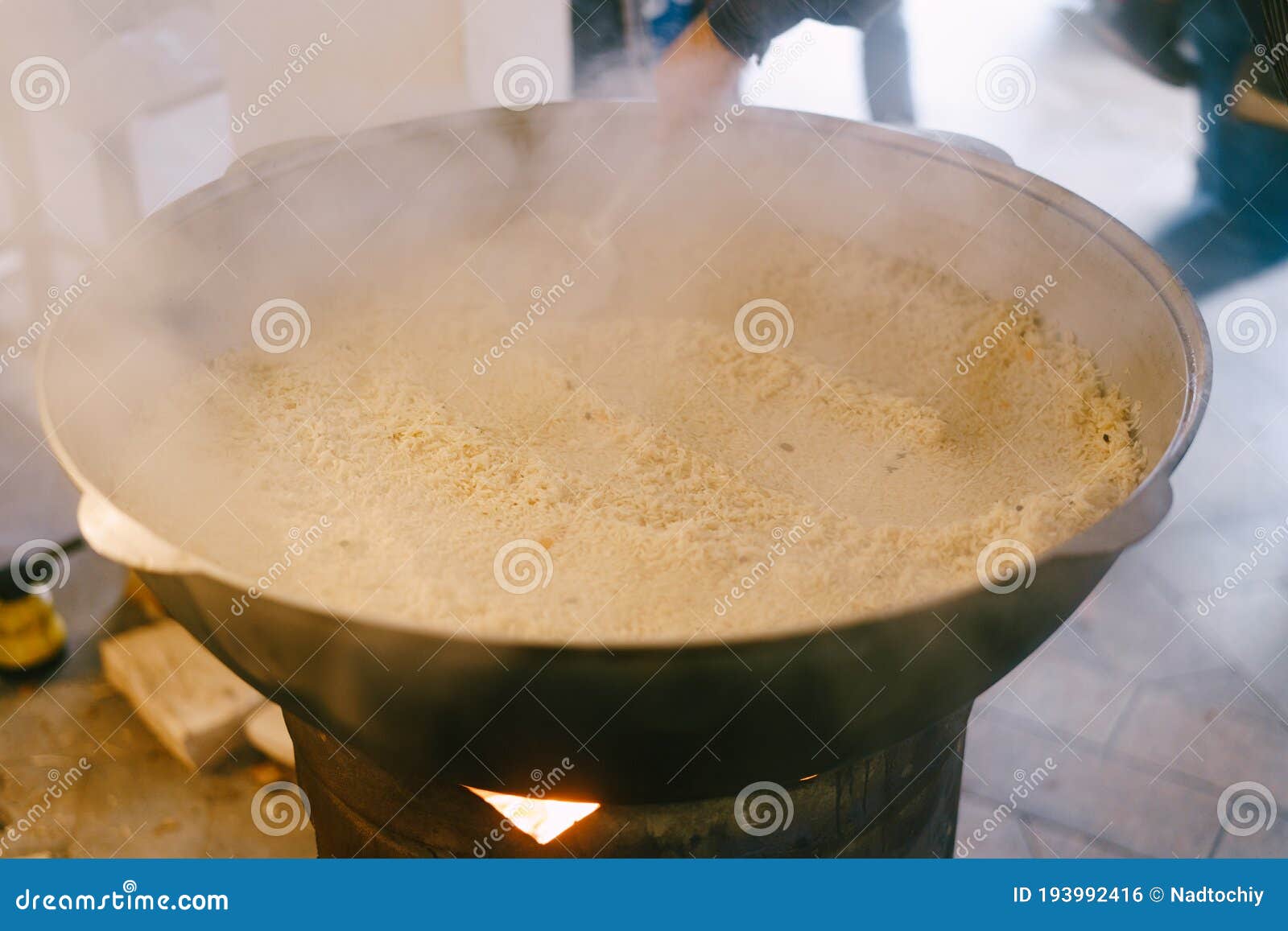 https://thumbs.dreamstime.com/z/arroz-crudo-se-verti%C3%B3-en-un-enorme-caldero-con-pilaf-foto-de-alta-calidad-193992416.jpg