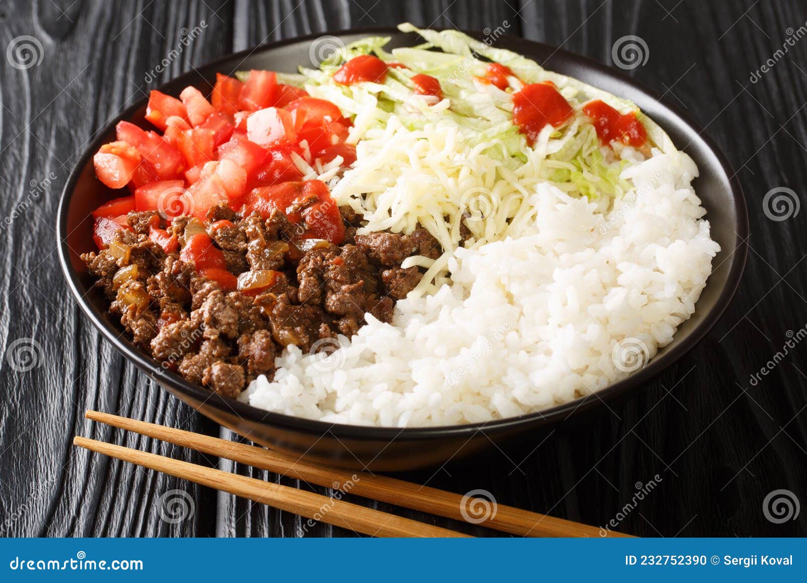 Arroz Taco Japonés Con Verduras De Carne Molida Y Salsa Closeup En Un Bol.  Horizontal Foto de archivo - Imagen de cocinado, cebolla: 232752390