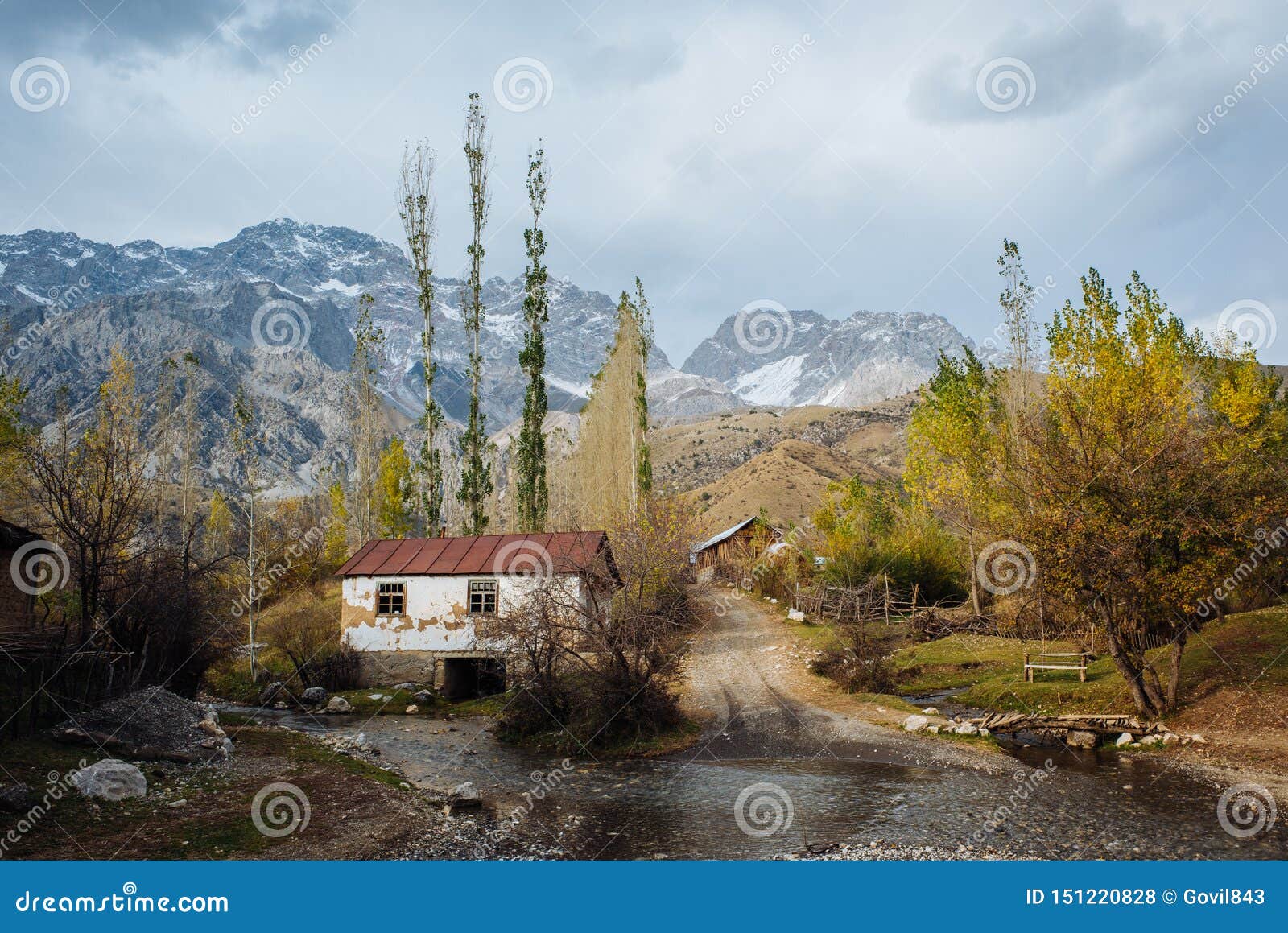 ARSLANBOB, КЫРГЫЗСТАН: Взгляд деревни Arslanbob в южном Кыргызстане, с горами на заднем плане во время осени Стоковое Фото - изображение насчитывающей праздник, зеленый: 151220828