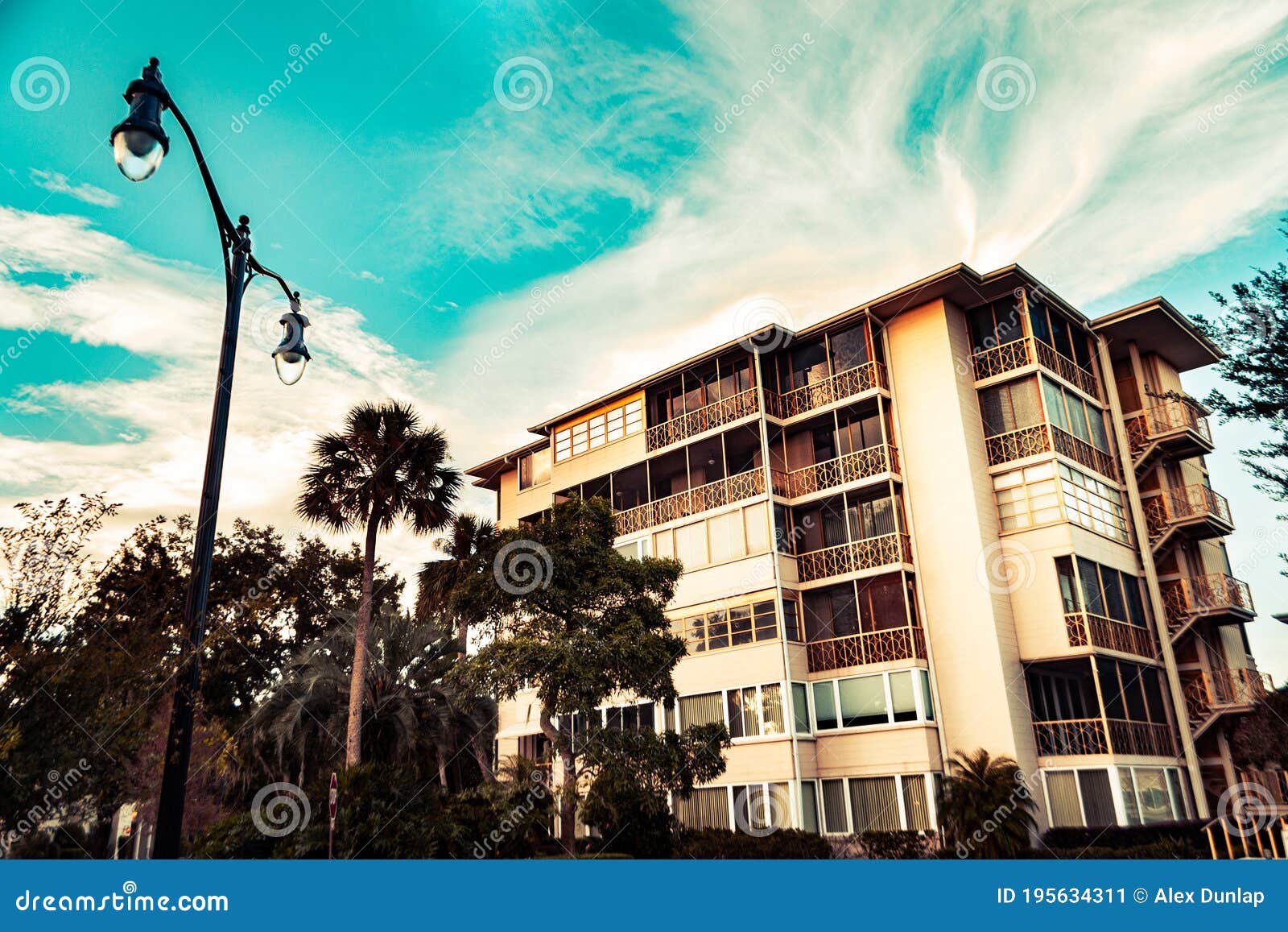 Art deco condo en florida imagen de archivo. Imagen de nube 195634311