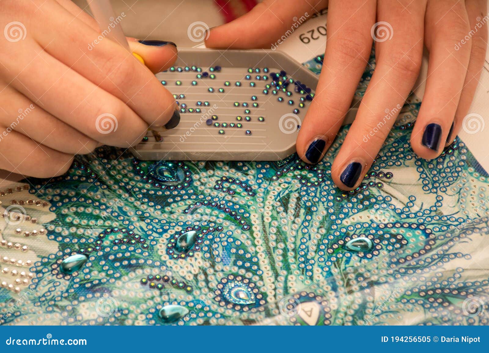 Arte De Bordado De Pintura De Diamantes. Rhinestonas Acrílicas Y Mano  Sujetando Una Pluma. Imagen de archivo - Imagen de proceso, brillante:  194256505