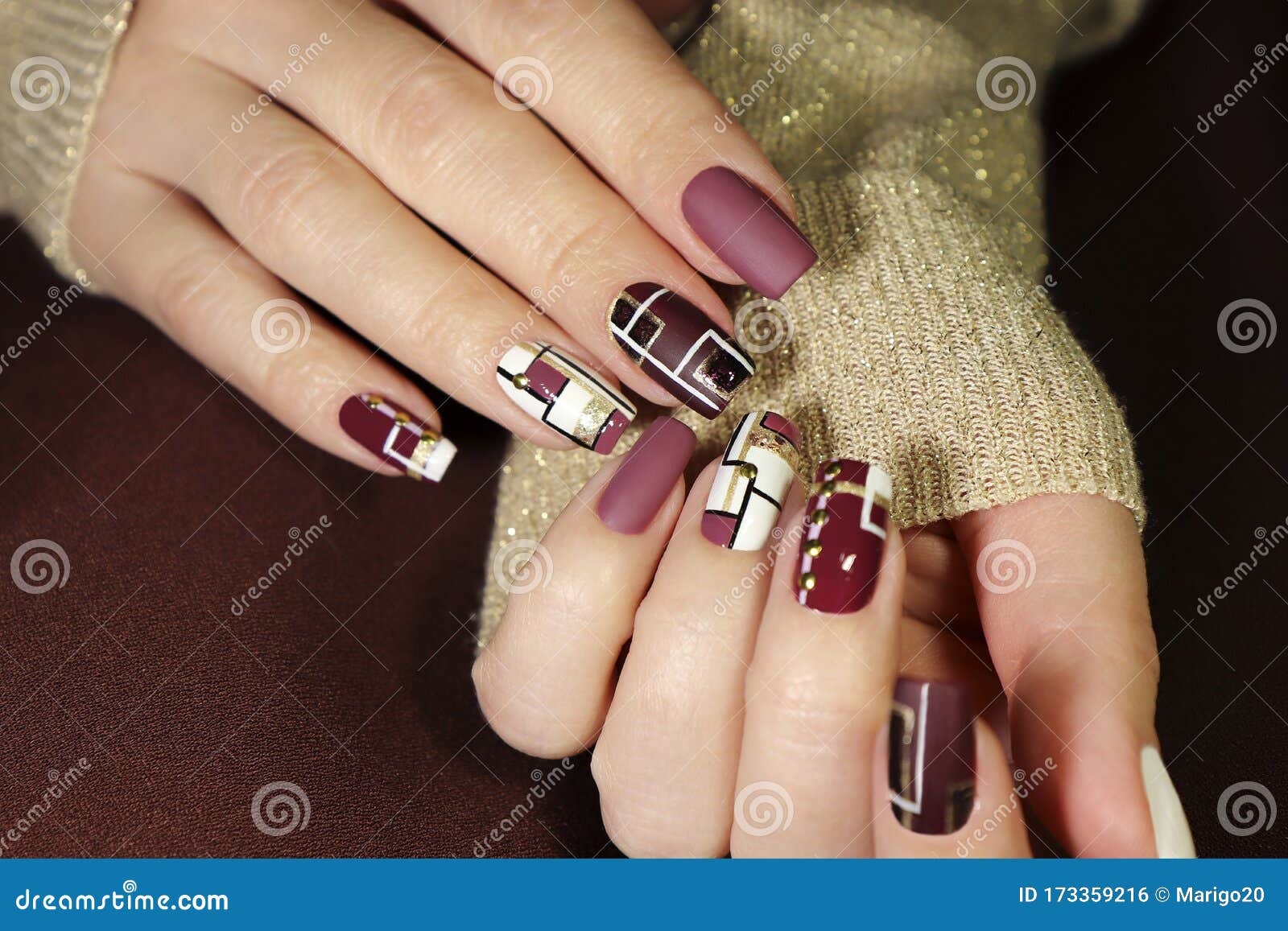 Arte De Uñas Brillante Mate De Moda Foto de archivo - Imagen de manera,  manicura: 173359216