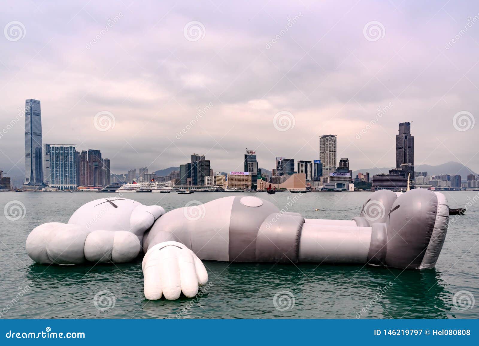 Arte, Istallation, Escultura De Flutua??o, Hong Kong Rato Cinzento  Inoperante Gigantesco Que Deriva Na água No Dia Nebuloso, Hong Fotografia  Editorial - Imagem de recuo, atual: 146219797